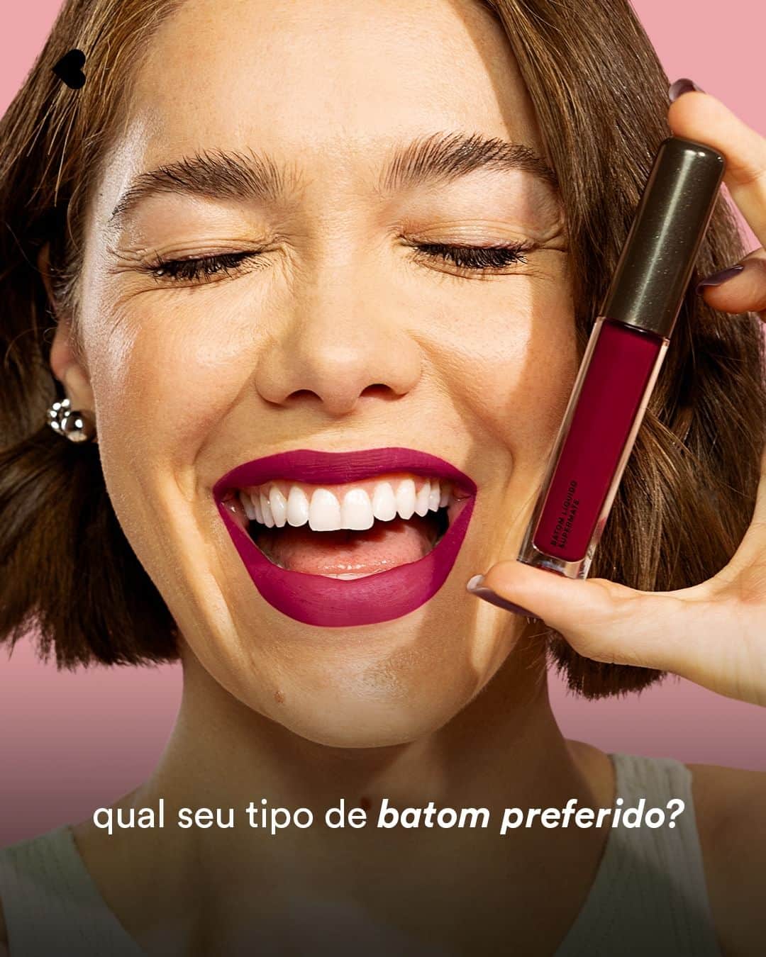 quem disse, berenice?のインスタグラム：「cadê as loucas por batom online? 💁🏻‍♀️ hj eu vim mostrar que de batom eu entendo e MUITO! arrasta pro lado pra conhecer as mais diversas opções que tenho e conta pra mim qual seu favorito! 💋  #PraTodosVerem: o post é um carrossel. Na tela 1, temos a foto de uma mulher segurando um batom ao lado do rosto com a boca aberta e os olhos fechados com o texto: "qual seu tipo de batom preferido?". Na tela 2, temos o Batom Volumão e o Batom Líquido Volumão, com o texto: "para quem gosta de bocão". Na tela 3, temos o Batom dos Sonhos e o Batom Hidratante, com o texto: "pra quem ama acabamento cremoso e alta cobertura". Na tela 4, temos o Batom Finérrimo e o Batom Color Comfort, com o texto: "textura leve, pra quem não dispensa conforto". Na tela 5, temos o Batom Líquido Supermate e o Batom Super Tint, com o texto: "pra quem ama efeito mate e longa duração". Na tela 6, temos o Batom Lip, Please! Cor e Nutrição e o Balm Tint Jelly, com o texto: "pra quem não abre mão de hidratação com cor". Na tela 7, temos o Balm Lip, Please! e o Balm Labial de Frutinha, com o texto: "para manter os lábios sempre hidratados". Fim da descrição.」