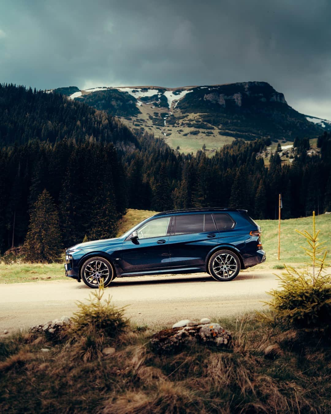 BMWさんのインスタグラム写真 - (BMWInstagram)「Always finding the high road. 📸: @rassva @bmwromania #BMWRepost   The BMW X7 M60i xDrive . #THEX7 #BMW #X7 #BMWM #MPerformance __ BMW X7 M60i xDrive : Combined fuel consumption: 12.9–12.1 l/100 km. Combined CO2 emissions: 292–273 g/km. All data according to WLTP. Further info: www.bmw.com/disclaimer」10月11日 5時03分 - bmw