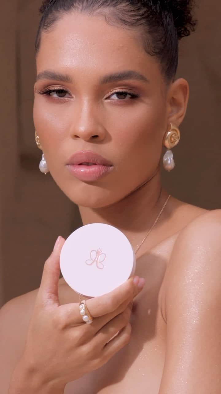 Anastasia Beverly Hillsのインスタグラム：「Me, myself and Glow Seeker ✨  Treat yourself this holiday season with NEW Glow Seeker Highlighter in Sun Idol ☀️, launching 10/13 on the @sephora app 😍  #AnastasiaBeverlyHills」