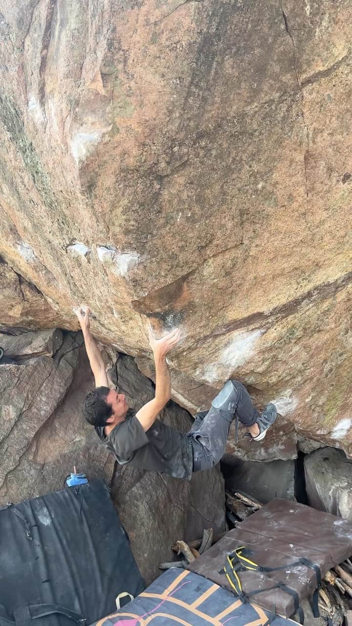 ポール・ロビンソンのインスタグラム：「“Promethea,” V10 up in the flatirons! Such a sick one! 🙌🙌🙌 @jeremy_fullerton with the first ascent on this ⭐️ line. #bouldering video: @marijus3」