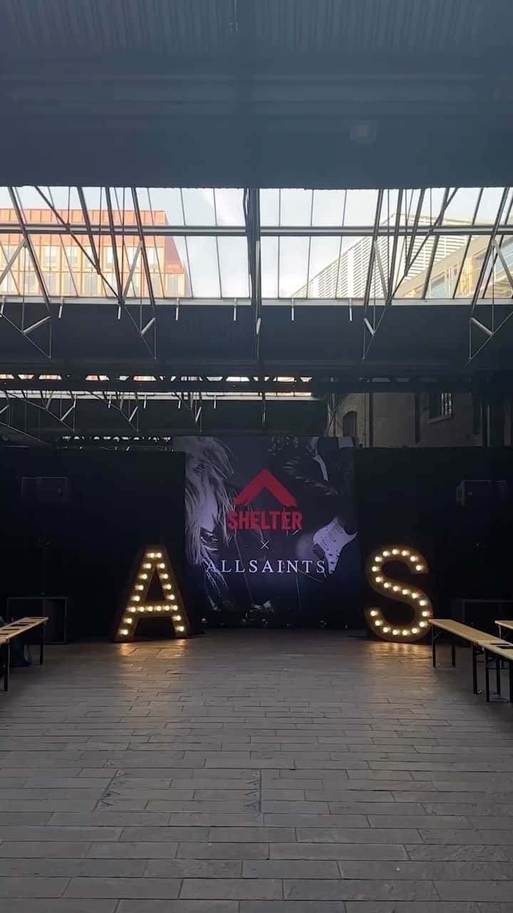 オールセインツのインスタグラム：「A PRELOVED AFFAIR. We teamed up with @sheltercharity to show off the AllSaints surplus pieces available now in their Coal Drops Yard boutique, modelled by our very own 🖤. All proceeds from the sale of these items go directly back to Shelter to support their work to fight homelessness and bad housing.  @kingscrossn1c @coaldropsyard」