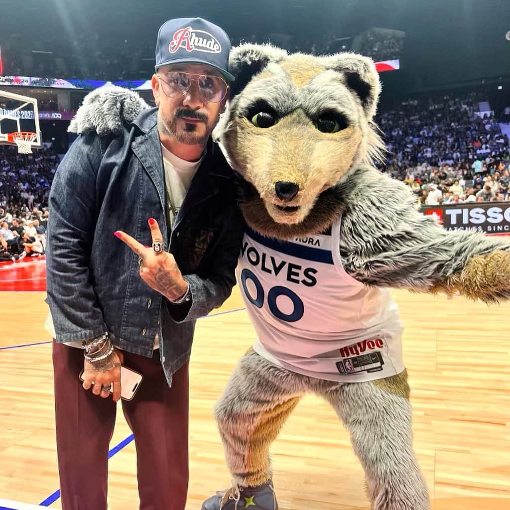 A.J.のインスタグラム：「Had the BEST weekend ever ballin’ with @nbaarabic in Abu Dhabi. What a trip!!!! Thanks to everyone who made it happen!!」