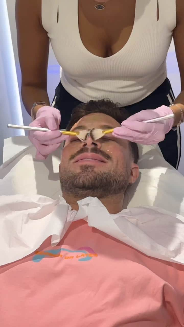 ダンカン・ジェイムスのインスタグラム：「Had an amazing #redcarpetfacial thanks to the fabulous @sadaf_jaffari and her team in her wonderful Chelsea clinic, ready for the #prideofbritain awards. Check out the video of how the treatment went. #mensfacecare #goodskin #hydrafacial #genesislaser #radiofrequency #sadafjaffari  #skincare #promo #ad」