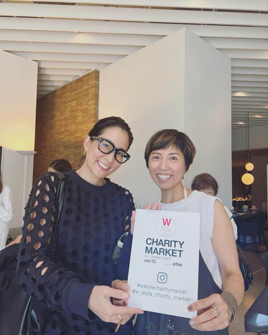 内田恭子のインスタグラム：「こんにちは。  Arflex Tokyoにて行われているW STYLE Charity Market @w_style_charity_market たくさんの素敵な器がいっぱい！売り上げの一部はあしなが育英会とSave the Childrenに寄付されます。このマーケットを主催されている和賀子さんと。この素晴らしい活動をずっと続けられています。  #wstyle  #charitymarket  #チャリティマーケット  #内田恭子  #kyokouchida」