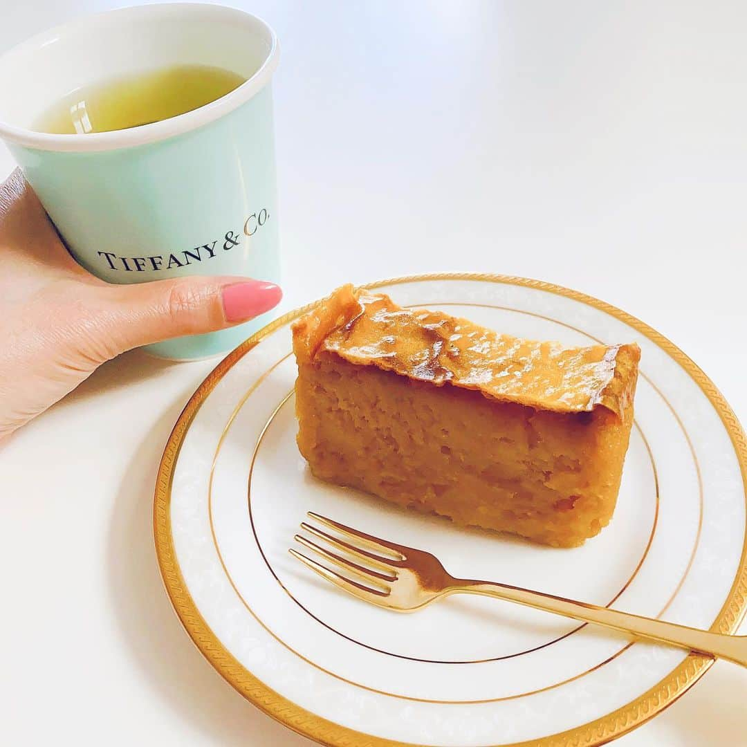 ちぱるのインスタグラム：「. 美味しいお芋🍠と美味しいはちみつ🍯で スイートポテトのケーキを焼いたよ🍵 . . . #ちぱる👩‍🍳」