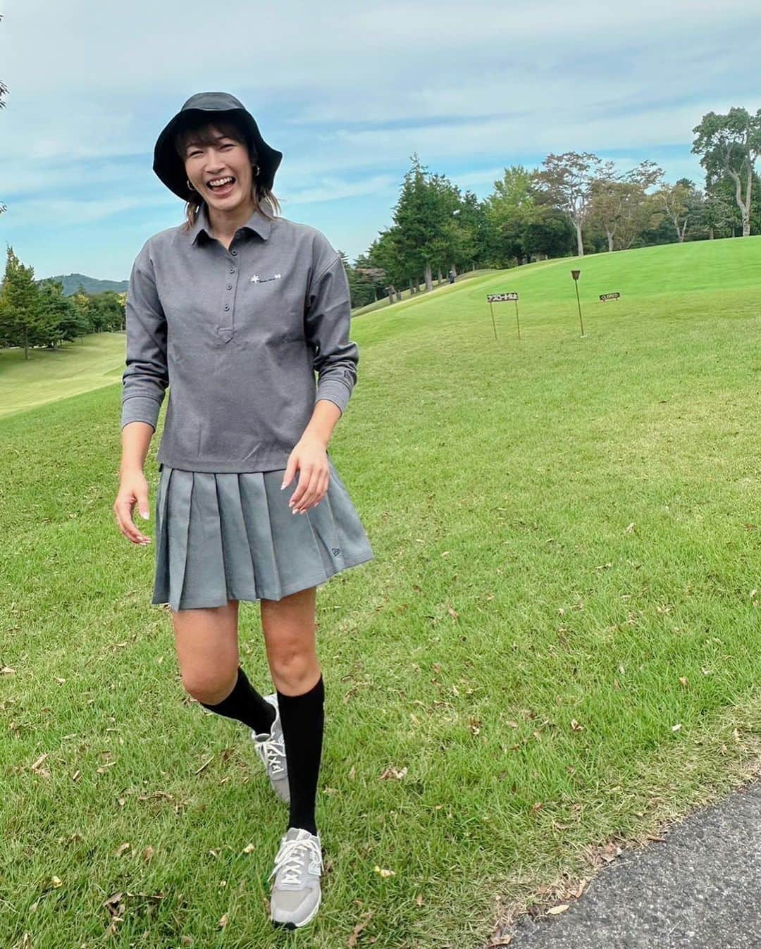 のインスタグラム：「・ 秋らしくなってきてゆりちゃんコラボのウェアやっと着れた🩶 可愛すぎて色違いもGETしたのは内緒🤫💚 ・ #newera #紺野ゆり #noppomaikogolf  #ボールの行方やいかに」