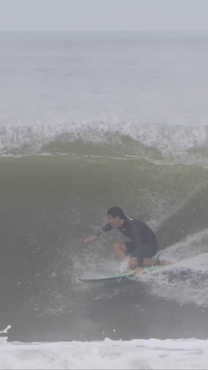 稲葉玲王のインスタグラム：「久しぶりにホームのチューブ、小さくても最高🥜⛩️ 🎥 @deltaforcesurf」
