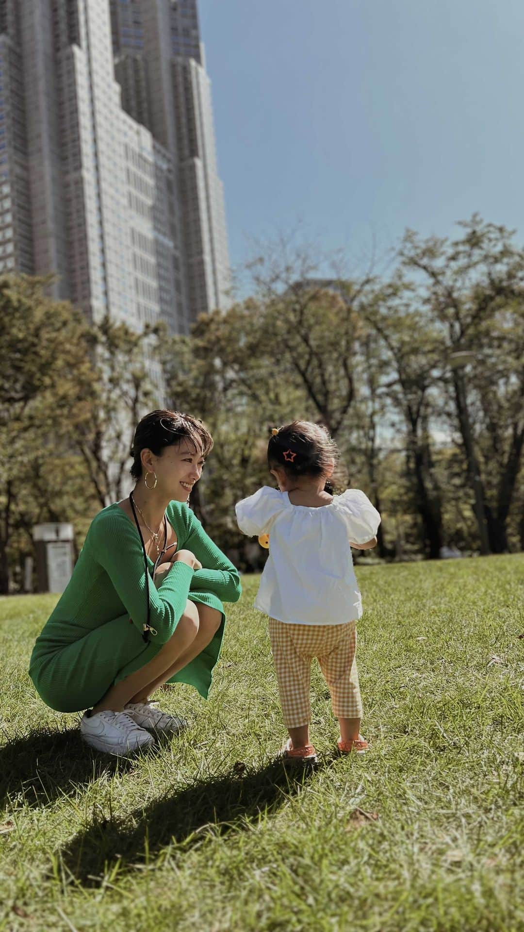 愛菜のインスタグラム：「ピクニックするのが ちょうどいい季節になってきた🧺🥐🧡 ニコの行動がとても面白い毎日🐣💋  #ピクニック #ベビー服女の子 #1歳9ヶ月 #女の子のママ  #休日の過ごし方」