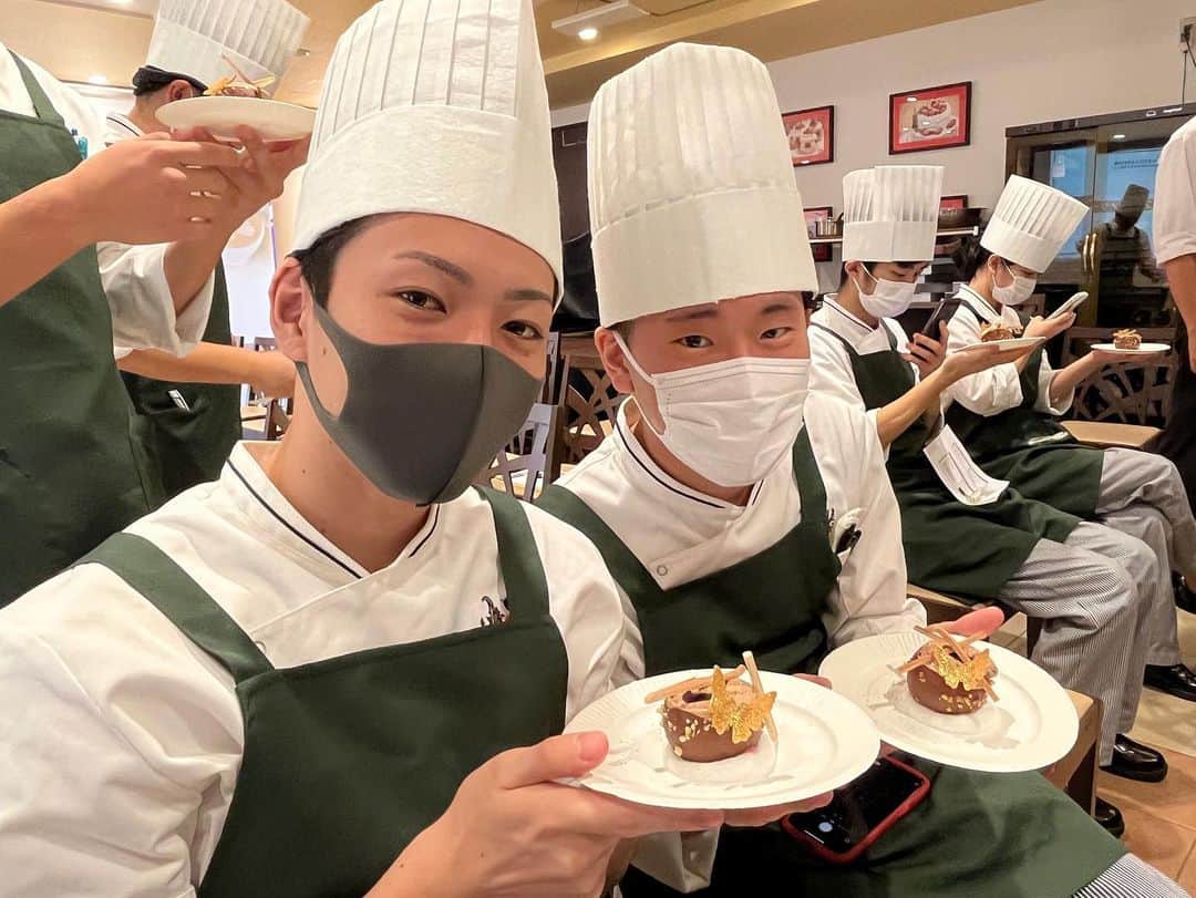東京ベルエポック製菓調理専門学校さんのインスタグラム写真 - (東京ベルエポック製菓調理専門学校Instagram)「パティシエ・調理師Wライセンス科 本日は特別授業✨  株式会社ひらまつ　より 石井シェフが来て下さいました！！  楽しい授業をしていただきました。  働くことについて、 料理のアイデアの出し方、 モチベーションの保ち方　などなど 技術だけでなく、色々な話もして下さいました！ 素敵な授業ありがとうございました  #製菓 #調理 #料理 #調理専門学校 #調理師 #調理師専門学校 #製菓 #製菓専門学校 #ポールボキューズ #コンクール #ボキューズドール」10月11日 14時54分 - belleseika