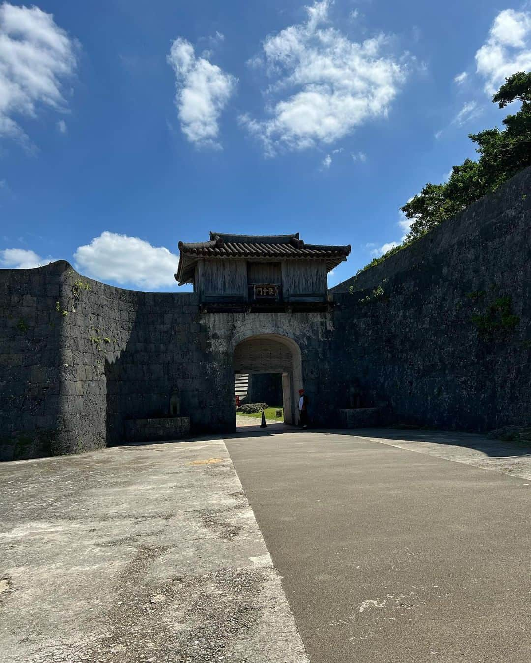 水元秀二郎さんのインスタグラム写真 - (水元秀二郎Instagram)「さて、仕事を終え、空港まで時間があったので、世界遺産首里城へ。火事になってしまってねぇ、現在復興中です。それから海軍司令室があった洞窟へ。祖国日本の為に戦い、散った日本兵の皆さんの慰霊塔に手を合わせて空港へ。 #沖縄#那覇#首里城#海軍司令部豪#世界遺産」10月11日 14時47分 - gangsta.hidejiro