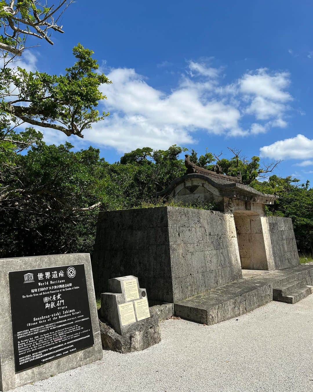 水元秀二郎さんのインスタグラム写真 - (水元秀二郎Instagram)「さて、仕事を終え、空港まで時間があったので、世界遺産首里城へ。火事になってしまってねぇ、現在復興中です。それから海軍司令室があった洞窟へ。祖国日本の為に戦い、散った日本兵の皆さんの慰霊塔に手を合わせて空港へ。 #沖縄#那覇#首里城#海軍司令部豪#世界遺産」10月11日 14時47分 - gangsta.hidejiro