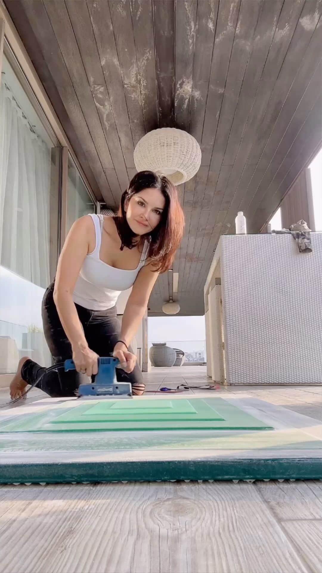 サニー・レオーネのインスタグラム：「Women using Powertools are next level of 🔥  . . #SunnyLeone #wdyk #iykyk」