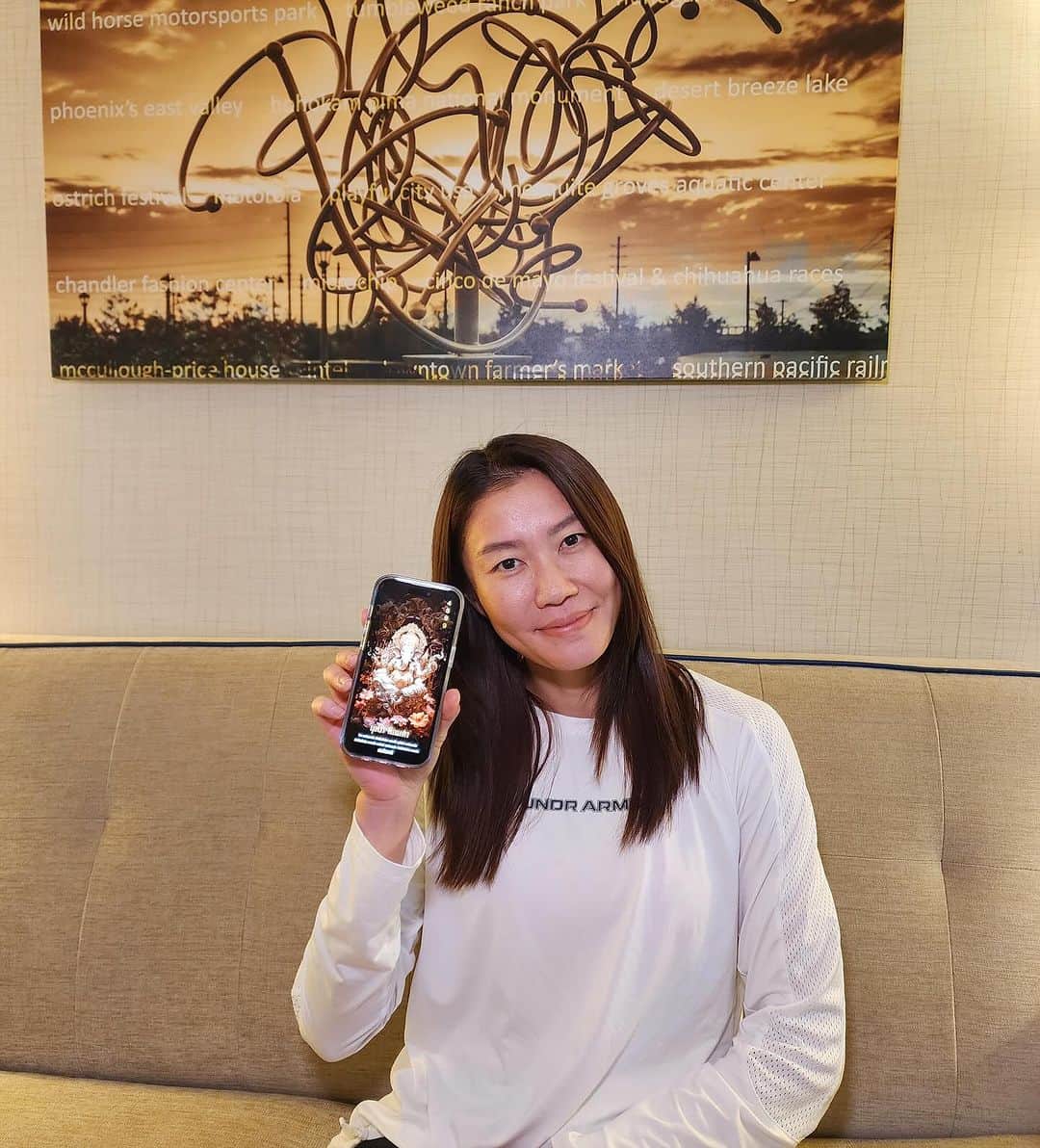 のインスタグラム：「มูทุกปี ปีนี้เปลี่ยนวอลเปเปอร์เป็นพระพิฆเนศแล้วปังเรื่องงาน เรื่องเงินบ่อยมาก มีโชคเล็กๆน้อยมาตลอด ไม่ได้มีแค่พระพิฆเนศอย่างเดียวนะ  มีเทพและพระหลายองค์ให้โหลด ขึ้นอยู่กับใครศรัทธาแบบไหน ถ้าใครอยากปังสามารถไปดาวน์โหลดดวงดีวอลเปเปอร์ ได้ที่เว็บดวงดีวอลล์ค่ะ   #ดวงดีวอลล์ #วอลเปเปอร์มู」