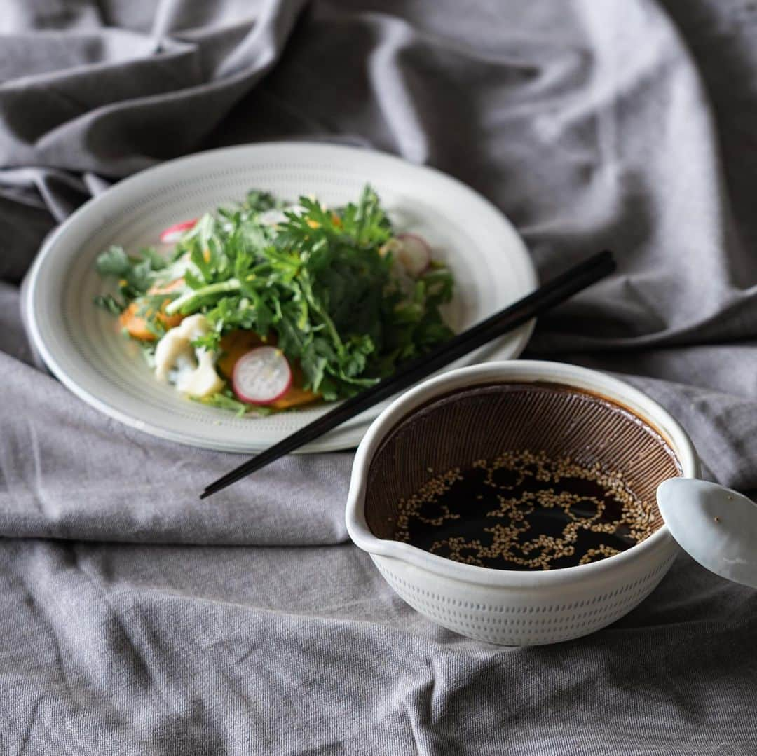 ENGIYA｜縁器屋のインスタグラム：「【大人気！小石原焼 原彦窯の器☕️】 今日をちょっとハレにする器🌿 → @engiya_japan  発売開始直後から大人気の原彦窯の器。 手にやさしくなじむマットな質感は 心をほっと癒してくれます😉✨  盛り付けた食材が綺麗に映える、 使いやすいデザイン性と色使いが特徴的。 青藍色（ネイビー）の「黒飛び鉋」模様の器が人気です✨  親子二代で「現在の用の美」を追求し、 多くの人に愛される生活食器を作りつづけている原彦窯。  伝統的な技法を用いて、 細やかに刻まれた飛び鉋が特長です。  自分用にも、贈り物にも大人気🎁 さまざまなシーンで使いやすい器です🌿  ⁡━━━━━━━━━━━━━━━━⁡━━⁡━⁡ ⁡ 縁器屋【楽天市場店】にて 10/1～10/31まで利用可能なお得なクーポンを ストーリーズにて配布中🏷️  ／ 3,000円以上のお買い上げで お使いいただける 【全品10%OFF】クーポン ※クーポンは併用できません。 ＼  ぜひご利用ください🌿  ◆縁器屋【楽天市場店】 https://www.rakuten.co.jp/engi-ya/  ⁡━━━━━━━━━━━━━━━━⁡━━⁡━  #小石原焼 #原彦窯 #焼き物 #うつわ#器 #pottery #伝統工芸品#お皿 #コーヒー #お菓子 #ランチ #伝統工芸 #プレゼント #ギフト #グラノーラ #パンケーキ #カフェ」