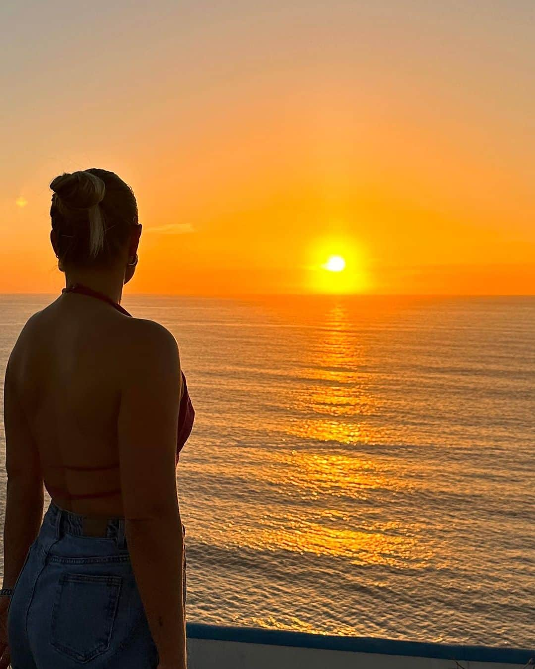 フェリシティー・パルマティアーのインスタグラム：「Sunsets in Portugal hit different 🌅」