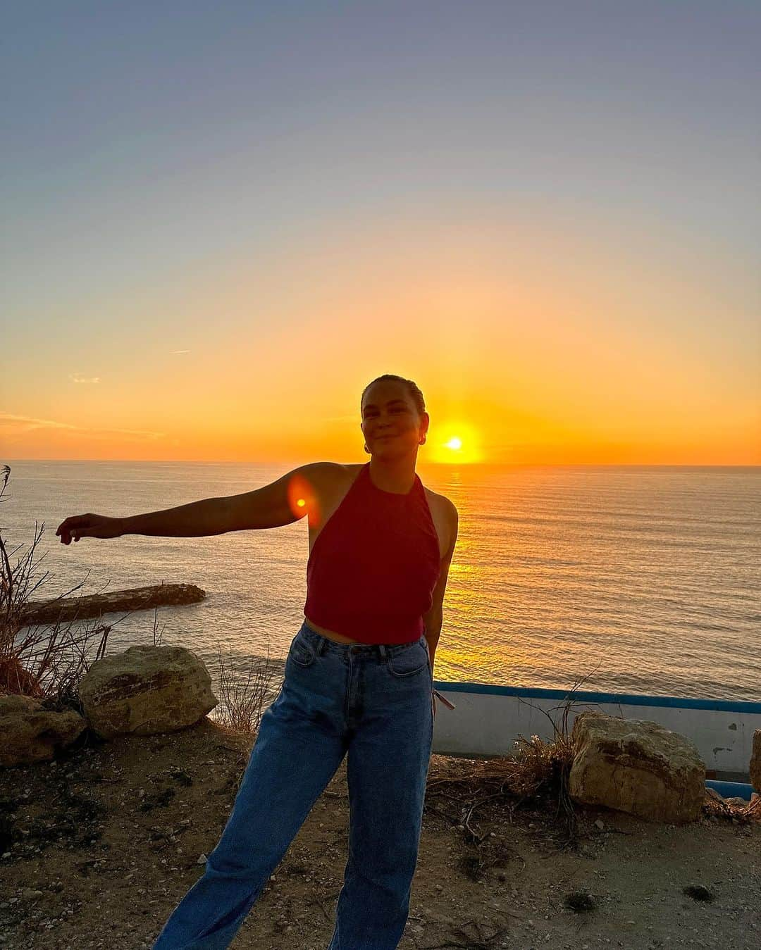 フェリシティー・パルマティアーさんのインスタグラム写真 - (フェリシティー・パルマティアーInstagram)「Sunsets in Portugal hit different 🌅」10月11日 15時04分 - flickpalmateer