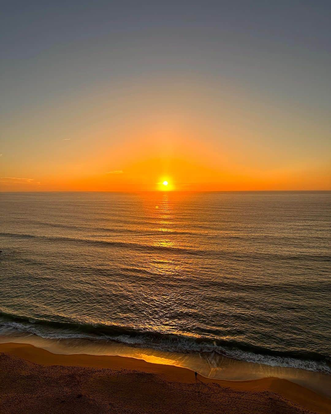 フェリシティー・パルマティアーさんのインスタグラム写真 - (フェリシティー・パルマティアーInstagram)「Sunsets in Portugal hit different 🌅」10月11日 15時04分 - flickpalmateer