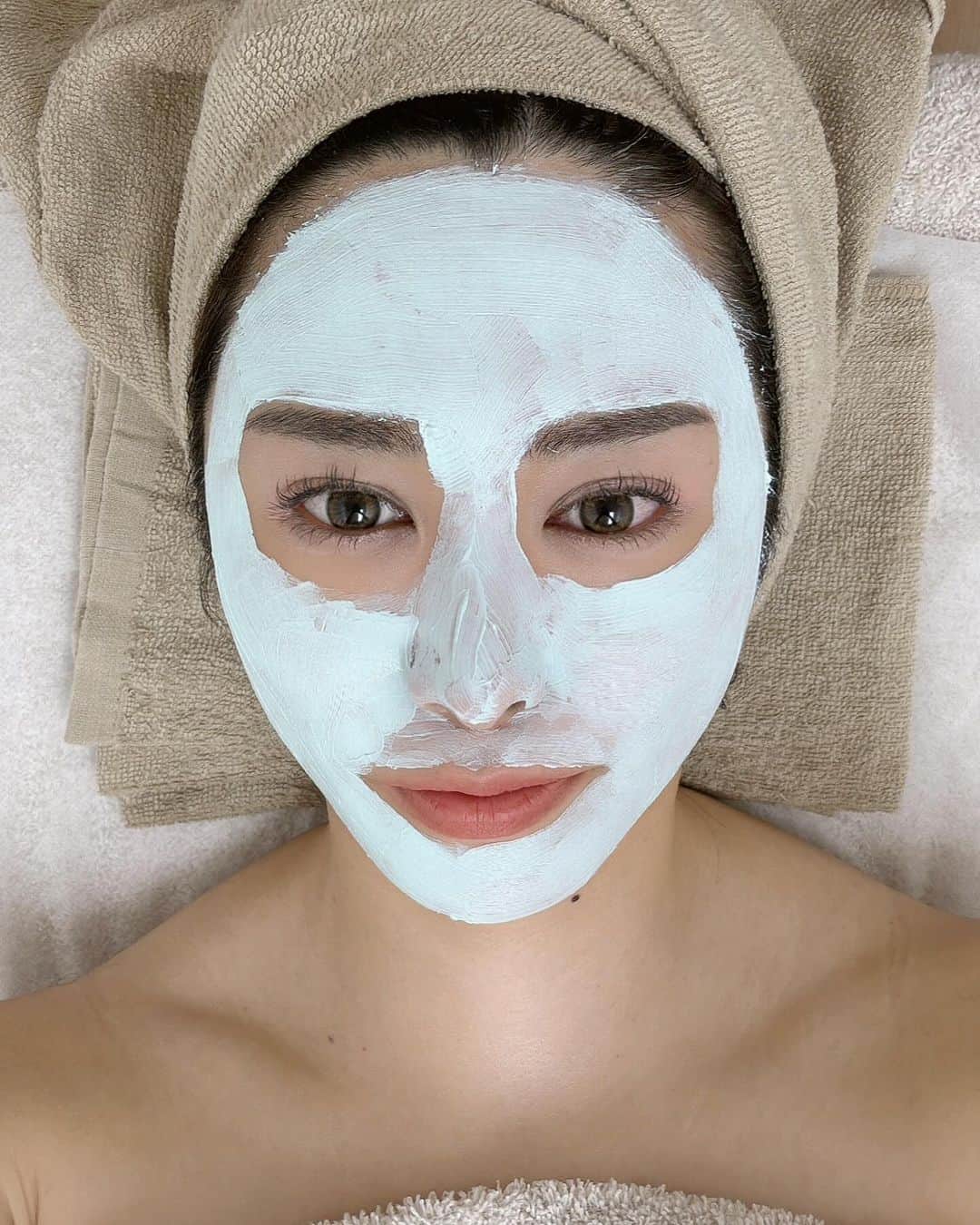 飛鳥凛さんのインスタグラム写真 - (飛鳥凛Instagram)「人生2回目の肌管理💆✨ @unelimit_official  さんで今月も受けてきました❤️  前回で肌力を底上げしてもらってイキイキした肌状態を実感できたから１ヶ月間保ちながら生活できた実感あり…！  術前の測定でも目に見えた変化があり水分量も上がった印象で嬉しくなりました😭 クリスティーナの乳酸菌ピーリングが私には合うみたいで今回はさらにモチモチと水分量が上がり透明感とハリを写真でも確認できます👀  首筋から肩にかけて… そしてパック中は足のマッサージも。お肌だけじゃなくて極上のリラックス時間を過ごせました❤️  次はカーボキシーを受けてみたいな🫧  お姉さん達が様々な美容話しと提案をしてくださるので本当楽しかった✨  #アンリミット#エステサロン#血流からアプローチ#月1の楽しみ#美容day#水光肌#jetpeel #クリスティーナ#乳酸菌ピーリング#カーボキシー#肌質改善#ニキビ#デトックス」10月11日 15時00分 - rin_asuka0328