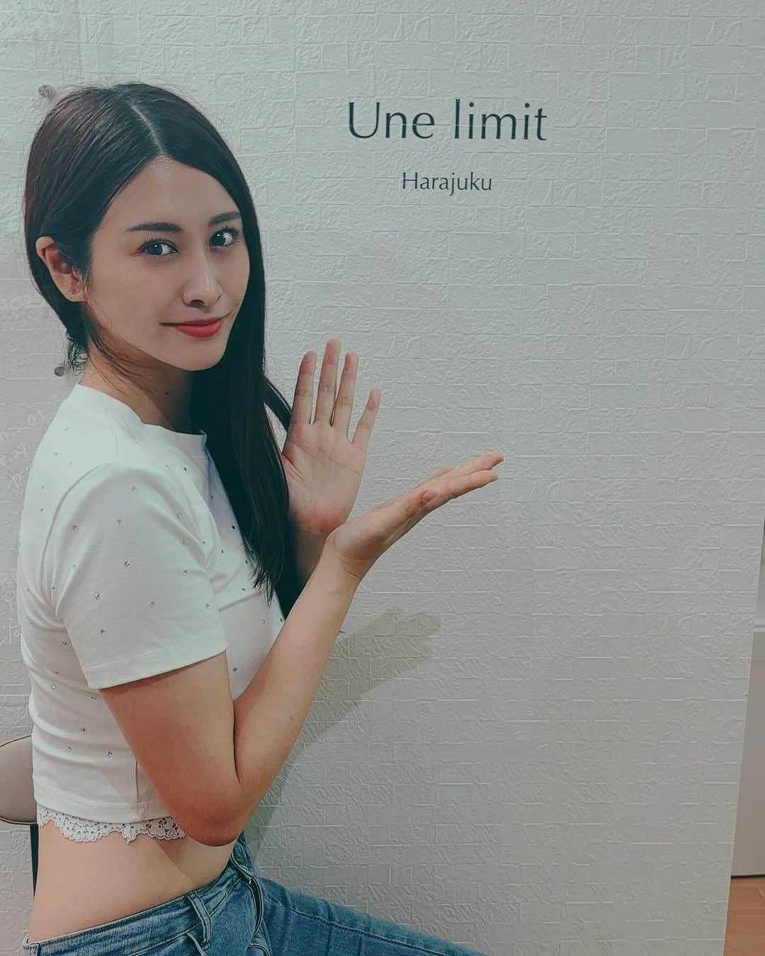 飛鳥凛さんのインスタグラム写真 - (飛鳥凛Instagram)「人生2回目の肌管理💆✨ @unelimit_official  さんで今月も受けてきました❤️  前回で肌力を底上げしてもらってイキイキした肌状態を実感できたから１ヶ月間保ちながら生活できた実感あり…！  術前の測定でも目に見えた変化があり水分量も上がった印象で嬉しくなりました😭 クリスティーナの乳酸菌ピーリングが私には合うみたいで今回はさらにモチモチと水分量が上がり透明感とハリを写真でも確認できます👀  首筋から肩にかけて… そしてパック中は足のマッサージも。お肌だけじゃなくて極上のリラックス時間を過ごせました❤️  次はカーボキシーを受けてみたいな🫧  お姉さん達が様々な美容話しと提案をしてくださるので本当楽しかった✨  #アンリミット#エステサロン#血流からアプローチ#月1の楽しみ#美容day#水光肌#jetpeel #クリスティーナ#乳酸菌ピーリング#カーボキシー#肌質改善#ニキビ#デトックス」10月11日 15時00分 - rin_asuka0328