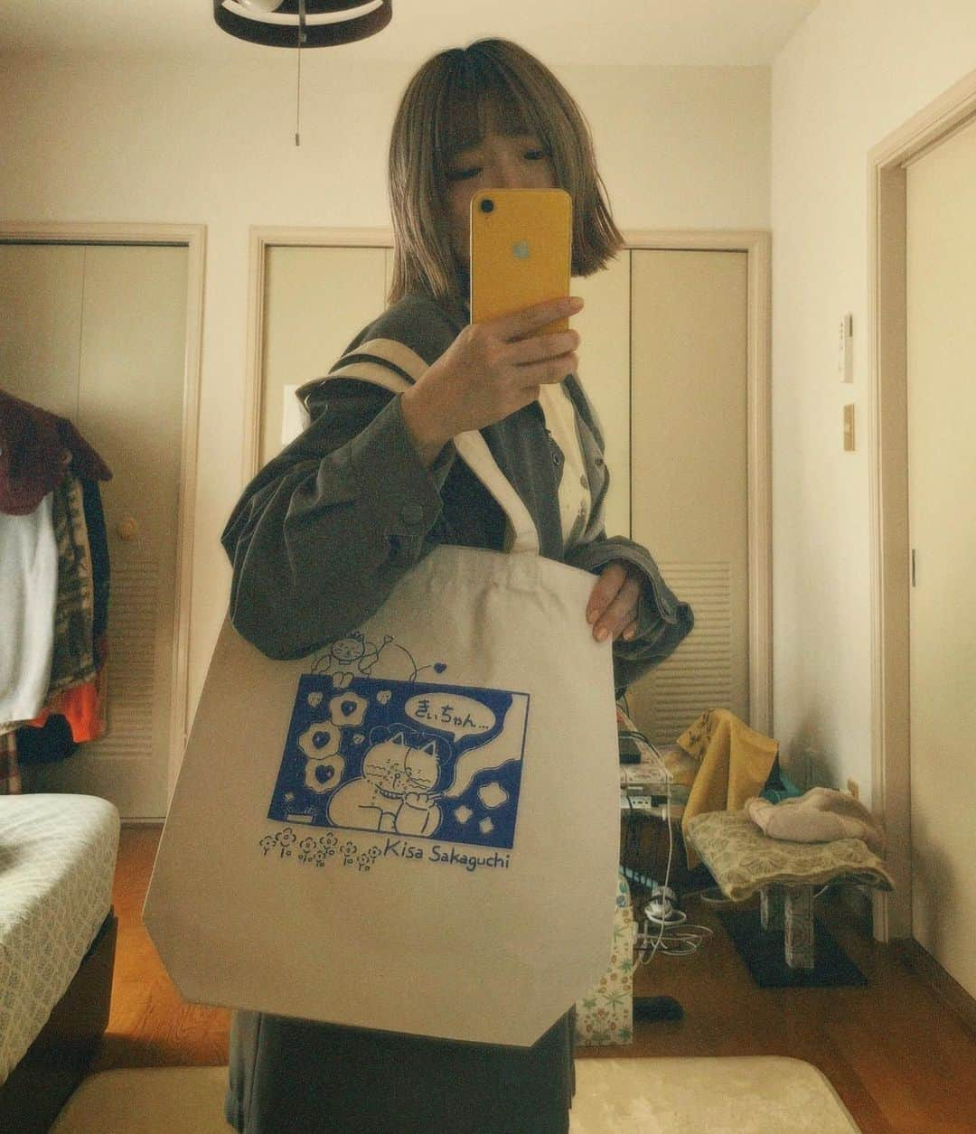 きささんのインスタグラム写真 - (きさInstagram)「みってにゃん（部屋うしろ汚いけど） 泣きながらお煙草吸っているネコちゃんトートです、大丈夫だよ、とハッピーエンジェルパタニャンが愛の魔法をかけてあげてるよ🧚‍♀️🪷  かわいいね、いっしょにいろんなところ連れてってあげてね。 illustration : @ao_kuma_   荷物が重い日の小学生の持ち方もできます。」10月11日 15時02分 - kisa_piyo_1988