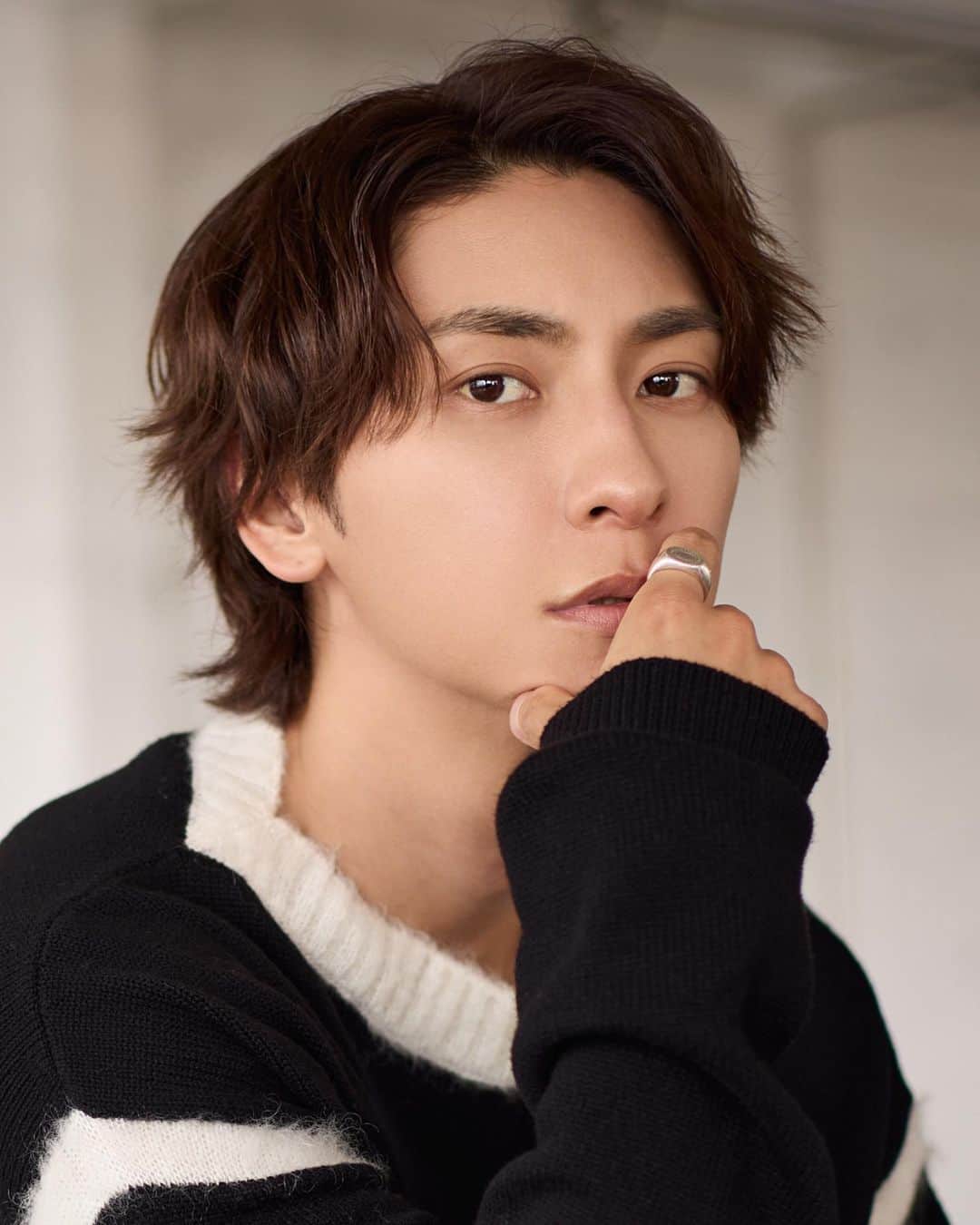 與真司郎のインスタグラム：「i-D Japan📸  Starring @shinjiroatae1126 Editorial Director @kazumi_asamura_hayashi⁠ Interview & Text @kotetsunakazato Photography @yoshi_miyazaki Styling @taiji_tj Hair and Make-up @maki_sato_hm Shinjiro Atae wears all clothing @ysl Produced by @id_japan #idjapan」