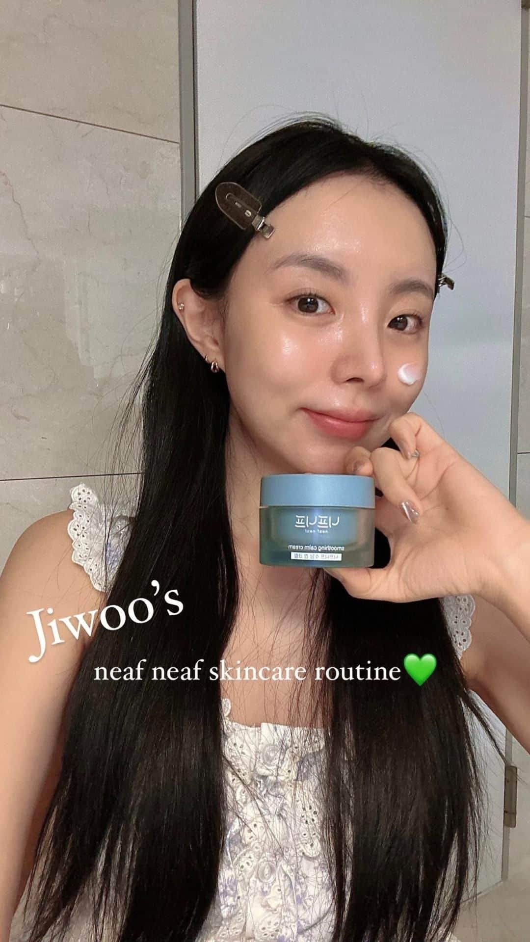 MeJiwooのインスタグラム：「니프니프 스킨케어 루틴💚  1.수딩캄 토너패드로 가볍게 결 정리 or 5~10분 토너팩해주기 2.워터리 에센스 찹찹 피부에 발라 두드려 흡수시켜주기(1-2번 레이어링) 3.수딩캄 크림 적당량을 덜어 발라주기 (필요에 따라 2번 레이어링) ㄴ 저녁에는 듬뿍 수면팩처럼, 아침에 메이크업 전에는 적당량으로 잘 흡수시켜주기!  요철 없이, 속 건조 없이, 매끈 쫀광 피부 만드실 수 있는 루틴입니다☑️ 니프니프 제품들로 이렇게 관리해보세요✌🏻」