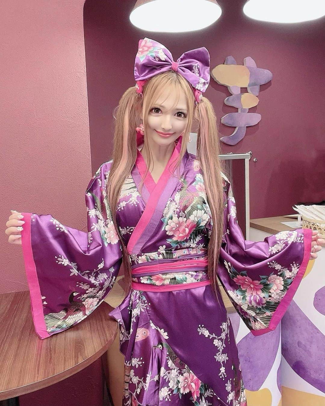 寿リリカのインスタグラム：「♡ お芋姫🍠👸に変身できる芋ぴっぴ竹下通り店で開催されていたフォトコンテストで優秀賞をいただきました🩷💜🩷💜 ♡ この浴衣ワンピは服の上から羽織るだけだからかんたんに着れてかわちいの😍🍠💓 ♡ おいもスイーツ美味しかったからまたいく〜っっ😋💜💜 ♡ PR @imopipiharajuku #フォトコン #プレゼント企画 #スイーツ #竹下通り #映えスイーツ #原宿 #表参道 #芋ぴっぴ原宿竹下通り店」