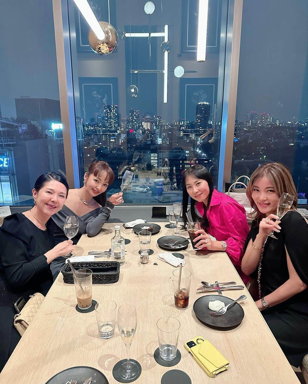 神田うのさんのインスタグラム写真 - (神田うのInstagram)「Kバレエカンパニー🩰の『新•眠れる森の美女』初日に伺って参りました☺️  あの眠れる森の美女を新しい発想で違和感なく見事に生まれ変わらせた芸術監督の熊川哲也さん💕 流石でした☺️✨  そして私は踊った事のあるリラの精やオーロラ姫を頭の中でずっと踊っていました🤣🩰www  また衣装や舞台装置オーケストラによる演奏も素晴らしくオケピットで演奏されてらしたKバレエお抱えの指揮者💕並びに奏者の方々💕にも心からの拍手👏を送りました☺️  総合芸術を十分に楽しませて頂いた後は、その余韻に浸りながらバレエ理解者友達の、のんちゃん💕達とディナーを楽しみましたよ☺️✨  #kバレエ#kバレエカンパニー#新眠れる森の美女#熊川版眠れる森の美女#new#sleepingbeauty #newsleepingbeauty 芸術監督#熊川哲也 さん#素晴らしい才能#bunkamuraオーチャードホール#神田うの#unokanda」10月11日 15時06分 - unokandaofficial
