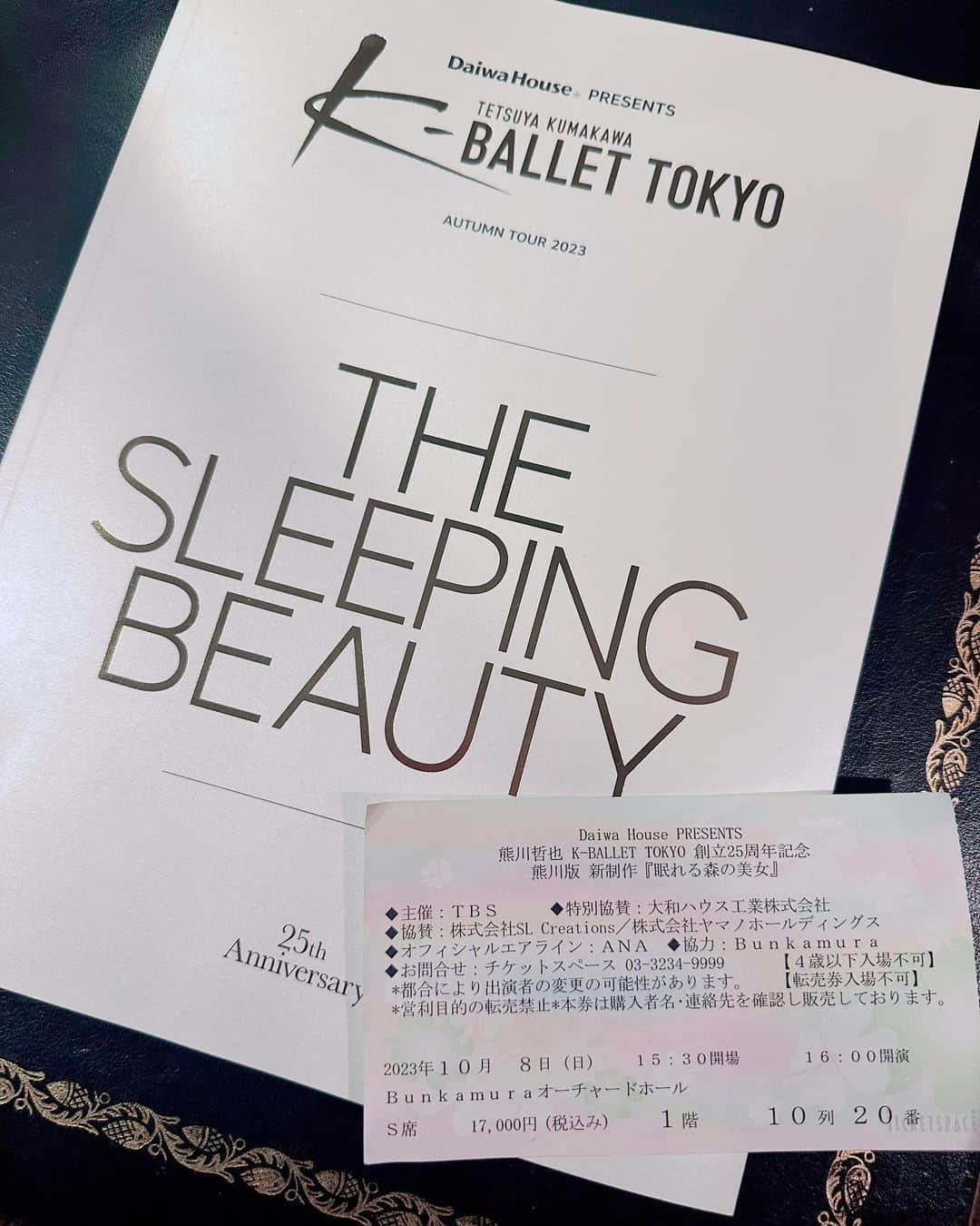 神田うのさんのインスタグラム写真 - (神田うのInstagram)「Kバレエカンパニー🩰の『新•眠れる森の美女』初日に伺って参りました☺️  あの眠れる森の美女を新しい発想で違和感なく見事に生まれ変わらせた芸術監督の熊川哲也さん💕 流石でした☺️✨  そして私は踊った事のあるリラの精やオーロラ姫を頭の中でずっと踊っていました🤣🩰www  また衣装や舞台装置オーケストラによる演奏も素晴らしくオケピットで演奏されてらしたKバレエお抱えの指揮者💕並びに奏者の方々💕にも心からの拍手👏を送りました☺️  総合芸術を十分に楽しませて頂いた後は、その余韻に浸りながらバレエ理解者友達の、のんちゃん💕達とディナーを楽しみましたよ☺️✨  #kバレエ#kバレエカンパニー#新眠れる森の美女#熊川版眠れる森の美女#new#sleepingbeauty #newsleepingbeauty 芸術監督#熊川哲也 さん#素晴らしい才能#bunkamuraオーチャードホール#神田うの#unokanda」10月11日 15時06分 - unokandaofficial