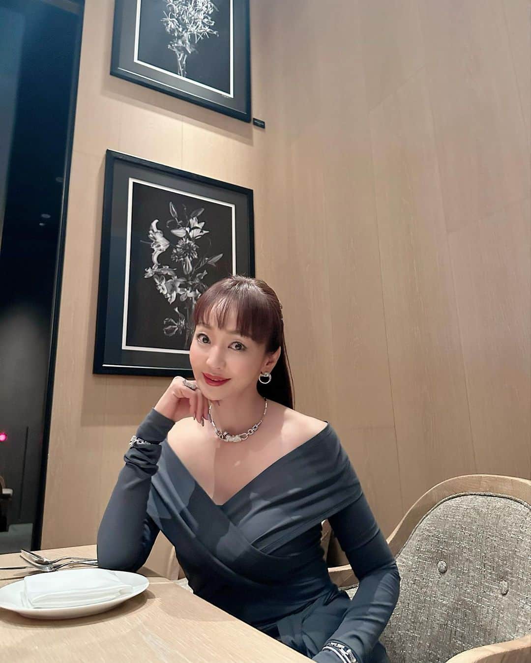 神田うのさんのインスタグラム写真 - (神田うのInstagram)「Kバレエカンパニー🩰の『新•眠れる森の美女』初日に伺って参りました☺️  あの眠れる森の美女を新しい発想で違和感なく見事に生まれ変わらせた芸術監督の熊川哲也さん💕 流石でした☺️✨  そして私は踊った事のあるリラの精やオーロラ姫を頭の中でずっと踊っていました🤣🩰www  また衣装や舞台装置オーケストラによる演奏も素晴らしくオケピットで演奏されてらしたKバレエお抱えの指揮者💕並びに奏者の方々💕にも心からの拍手👏を送りました☺️  総合芸術を十分に楽しませて頂いた後は、その余韻に浸りながらバレエ理解者友達の、のんちゃん💕達とディナーを楽しみましたよ☺️✨  #kバレエ#kバレエカンパニー#新眠れる森の美女#熊川版眠れる森の美女#new#sleepingbeauty #newsleepingbeauty 芸術監督#熊川哲也 さん#素晴らしい才能#bunkamuraオーチャードホール#神田うの#unokanda」10月11日 15時06分 - unokandaofficial