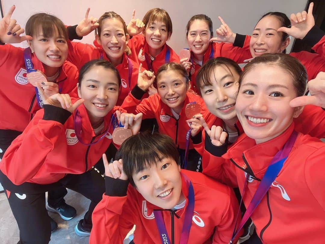 山口茜のインスタグラム：「..  Asian Games 2022 🇨🇳 Team event🥉  応援ありがとうございました。 何回出ても、とらせてもらうメダル。 感謝、感謝です。  Thank you for your support and warm messages 🌏🇯🇵🇨🇳  #アジア大会 #TEAMJAPAN」