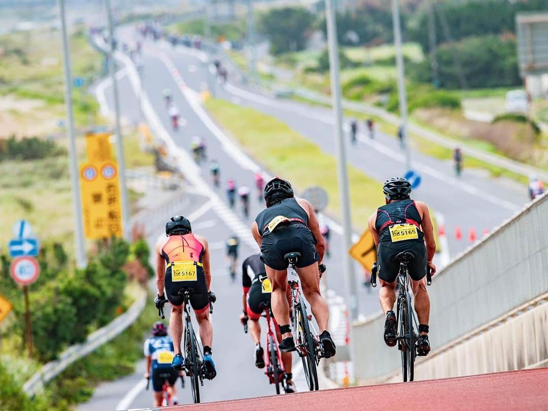 道端カレンさんのインスタグラム写真 - (道端カレンInstagram)「🏊🚴🏃  第10回九十九里トライアスロン大会✨✨  2014年に第1回大会から始まり、コロナ禍もタイミングがよく唯一連続開催し続けられ10年目10回記念大会を迎えた九十九里トライアスロン。  コンセプトは日本一緩いトライアスロン大会を目指して、これからトライアスロンに挑戦してみたいという初心者🔰の方を受け入れやすい大会にしましょう！ みんなが楽しめるトライアスロン大会に！！  更に、日本最大規模のトライアスロン大会です！  今年も約2000人のトライアスリートが出場されました。通常トライアスロン大会は、道路の規制や自転車数の関係で300人〜1000人未満が殆どです。  実はこの大会の第1回目は大会アンバサダーとして私も大会に出場させていただきました。それから10年もの月日が流れてることに驚いています。  これからトライアスロンを始めてみたい方、是非来年九十九里にいらしてください。  お待ちしております💖💖  #アスロニア #九十九里トライアスロン #トライアスロン」10月11日 15時09分 - karenmichibata