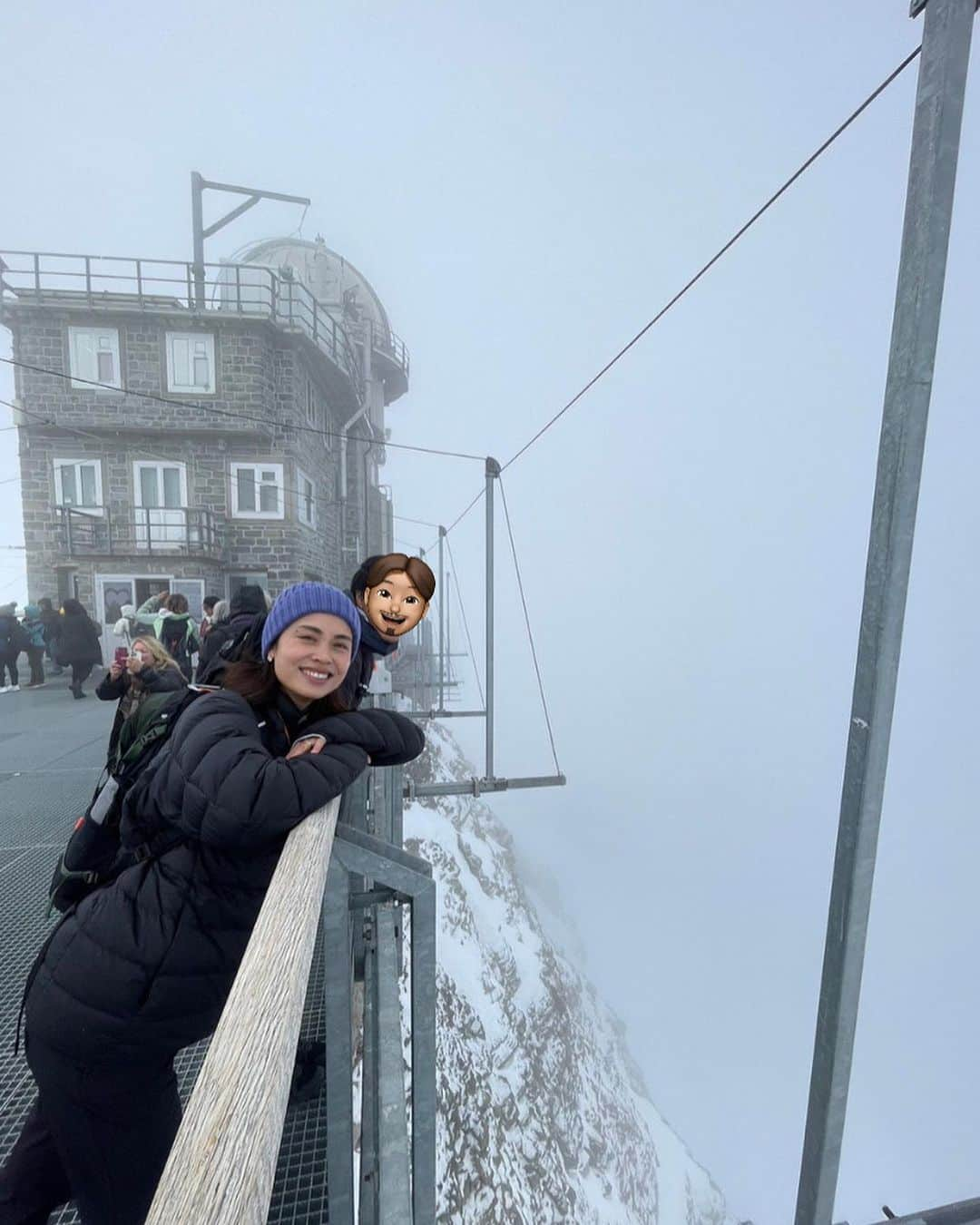 林えみりさんのインスタグラム写真 - (林えみりInstagram)「ユングフラウヨッホとは？  ユングフラウ山とメンヒ山を結ぶ稜線の鞍部に位置する地名のこと⛰️  標高は3466mでユングフラウ鉄道に乗って なんとも気軽に上まで行くことができます。　  ここに、日本のポストが置いてあり そこから家族に向けて手紙を出しました♡  富士山の五合目にある 簡易郵便局と姉妹提携を結んでいるそう。  私たちが訪れたこの日のユングフラウヨッホの気温は１° ！  景色は見えなくとも、 この冷たい風の爽快感が最っっっ高に気持ちがよかった❄️✨  標高3466m地点に、スノーパークや充実した展示物など、 アミューズメントパークさながらのエリアがあることに驚き。  土地の魅力となる自然を生かした 観光地作りが徹底されていて素晴らしいなと思いました。  登山鉄道の帰り道には車内で リンツのチョコレートが配られます🍫♡  今回のスイス旅で訪れた中で私は1番楽しかった場所です🫶🇨🇭  #ユングフラウヨッホ ＃アイガー#メンヒ#ユングフラウ #ユングフラウ鉄道#登山鉄道#スイス#スイス旅行 #swiss #swisstravel #switzerland #jungfrau」10月11日 15時14分 - emiri_konatsu