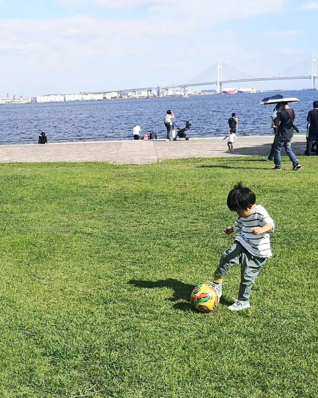 本多真弓さんのインスタグラム写真 - (本多真弓Instagram)「すっかり秋らしくなってきましたね～🍂🍠🌾  今月はairClosetがスペシャルなキャンペーン中！  10/30まで、お友達紹介コードで 初月5800円オフになります！  レギュラープランなら クーポン適応後4968円。  一度に3着、1ヶ月交換し放題👗  【紹介コード】zrtSd 迷っている方、ぜひ使ってください✨  今回は、普段自分では選ばない ピンクのニットが届いたので ジレと合わせてコーディネートしてみました！  芝生のある公園で走り回って 楽しい１日でした😂  【女子アナ47×エアークローゼット 〜女子アナコーデ応援企画〜】  女子アナ47のファッションを エアークローゼット社に サポートしていただいています。  エアークローゼットは 好みのスタイルや色、 お洋服のお悩み、利用シーンにあわせて プロのスタイリストが 洋服を選んでくれるサービス。 毎朝の洋服選びが時短になります。  ***************************** 日々育児を楽しみたい フリーランスママです♪ 時短家事の専門家として、 ◼️時短家事のコツ ◼️子連れお出かけ情報 ◼️時短美容 などを発信しています☟ @mayumi_h_i *****************************  @aircloset_official @jana47com #pr #airCloset  #エアクロ #エアクロアンバサダー #airCloset_Ambassador #女子アナコーデ応援企画 #airCloset  #エアークローゼット #ファッションレンタル  #洋服レンタル #ナレーター #アナウンサー #女子アナ47 #ナレーター本多真弓 #時短家事の専門家本多真弓」10月11日 15時30分 - mayumi_h_i