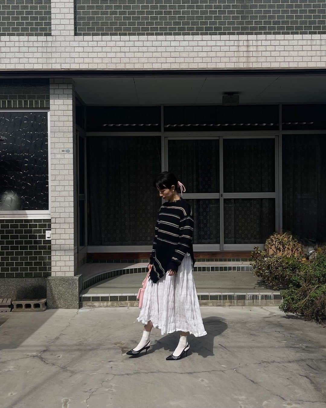 菊井亜希のインスタグラム：「mohair stripe knit  / @soduk_official   あえて甘めに🫶🏻🧶  #ad  白のワンピース、 今年ほんっとーによく着回したなー🤍」