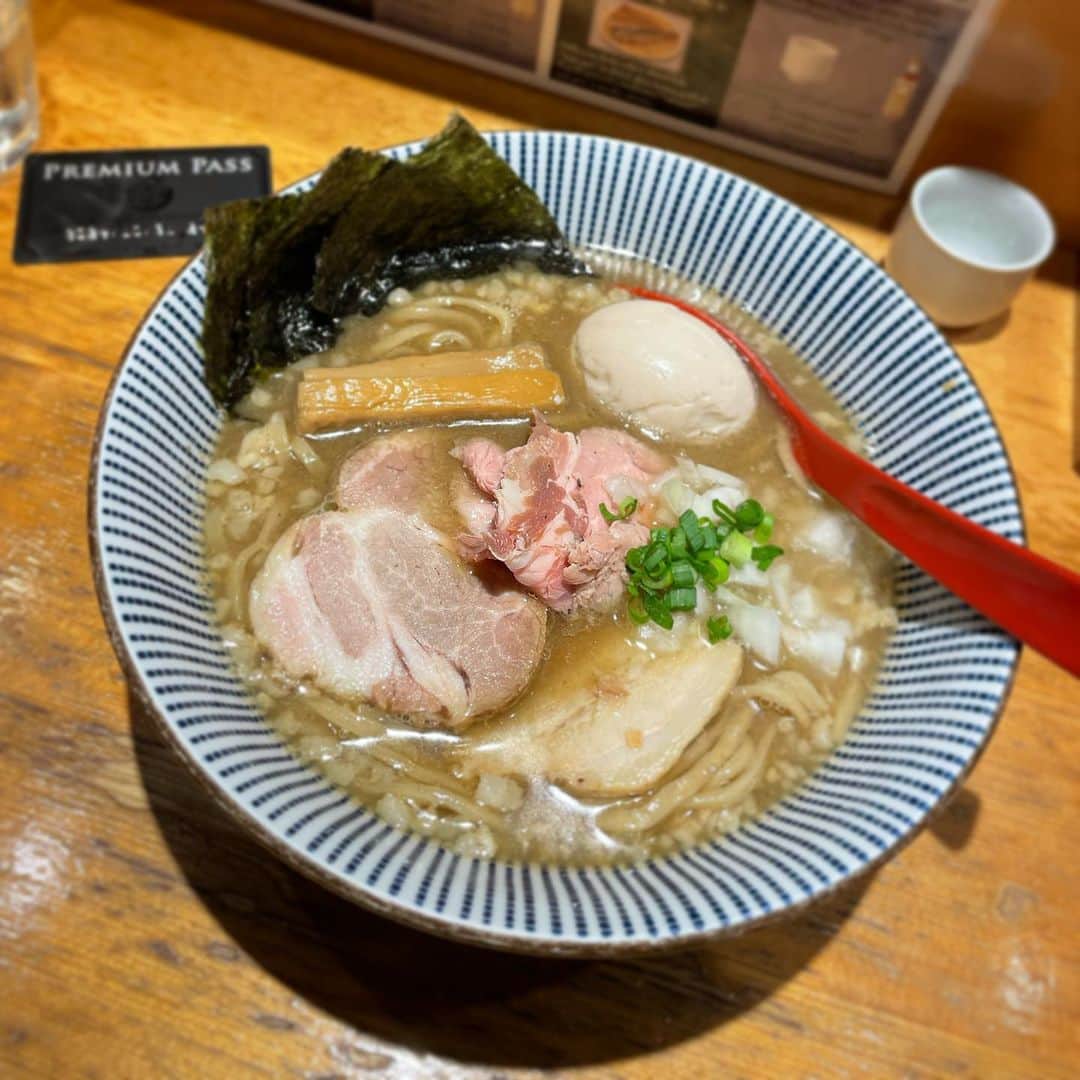 木村ひさしのインスタグラム：「最高のおっさんの遅い昼ごはん。 らー麺たかはし 背脂煮干し醤油らー麺→特製背脂煮干し醤油らー麺 プレミアムパスを使って #最高のおっさんのラーメン」