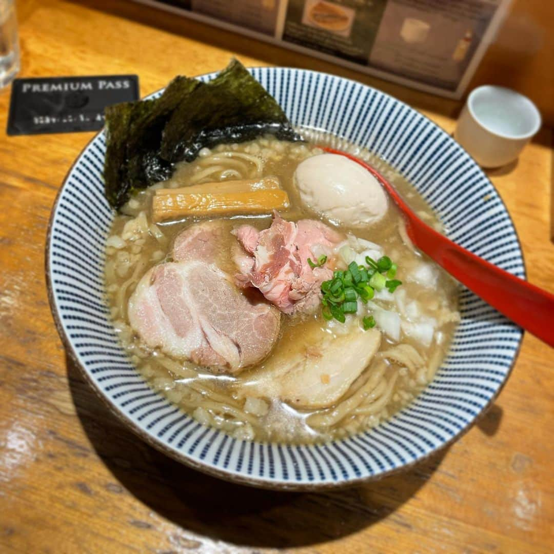 木村ひさしさんのインスタグラム写真 - (木村ひさしInstagram)「最高のおっさんの遅い昼ごはん。 らー麺たかはし 背脂煮干し醤油らー麺→特製背脂煮干し醤油らー麺 プレミアムパスを使って #最高のおっさんのラーメン」10月11日 15時30分 - kimura.hisashi