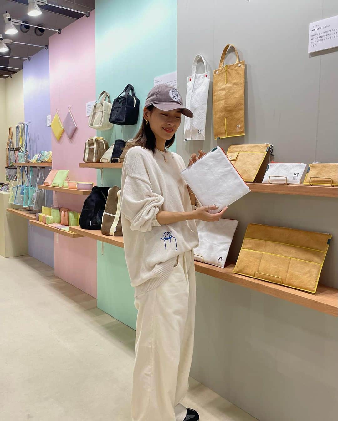 松本瞳のインスタグラム：「. 日本最大のファッション展、FaW TOKYO ファッションワールド東京【秋】へ行ってきました🌟 . レザーやタイベック素材のアイテムが特に気になったので、メモ✍️ ▶︎BON WEEK END MAILERシリーズは耐久性にも優れてるタイベック素材を使ったアイテム。海外のクラフト紙でできた封筒イメージしてて、触り心地も◎だった🥹  ▶︎ KOBE LEATHER 神戸牛の皮革素材を使ったブランドで職人さんこだわりのアイテムがとても素敵。小物入れや眼鏡ケース、わたし好みすぎた🥹 . 見応えあって楽しかったです🥹 @fashionworld_dg #pr #fawtokyo #FaWTOKYO_spirit #デジタルファッション #サステナブルファッション #フェムケア #メタバース #サステナブルコーデ #サステナブル #ファッションワールド東京 #fashionworldtokyo」