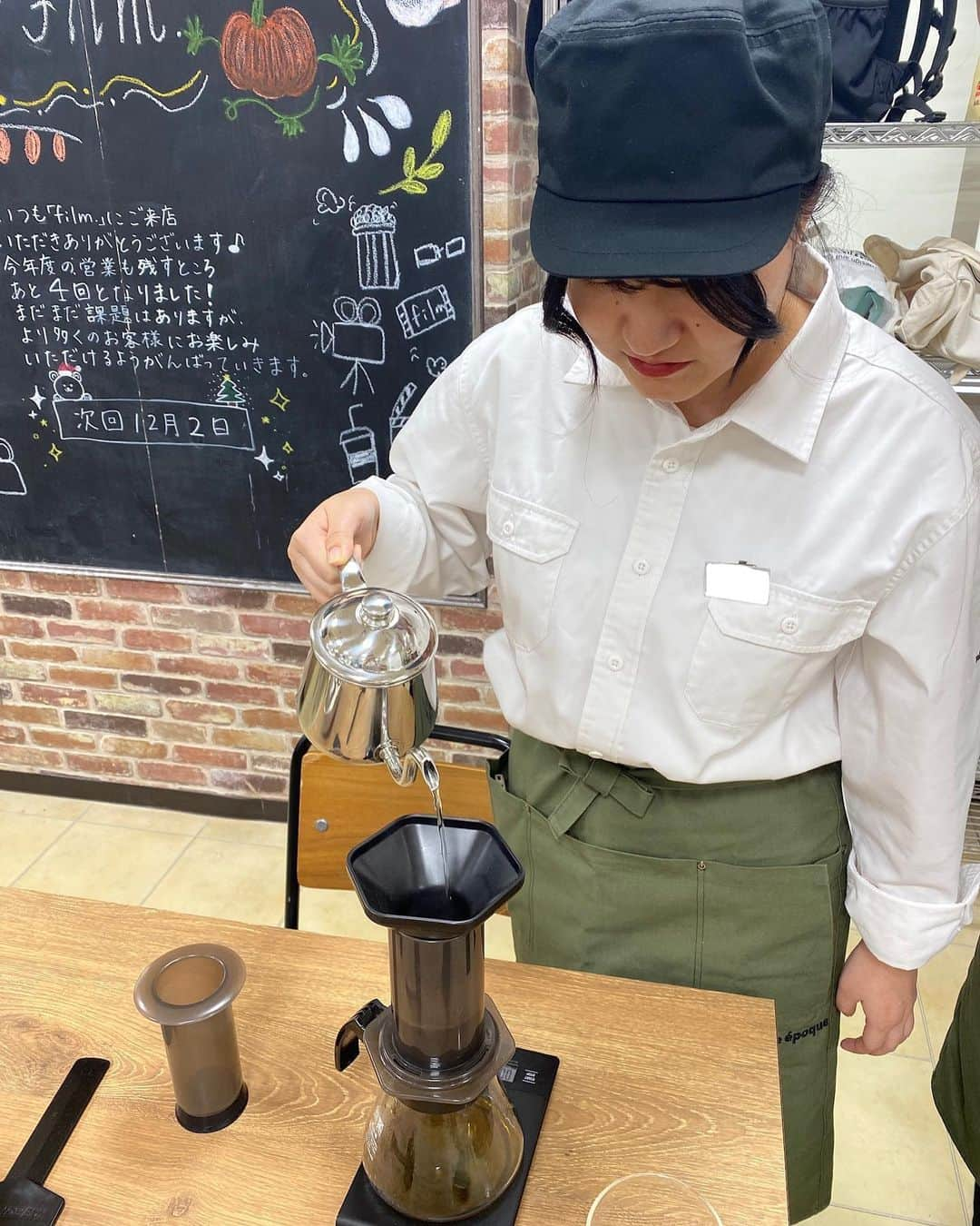 東京ベルエポック製菓調理専門学校のインスタグラム：「☕️カフェビジネス科🫖  カフェビジネス科1年生は コーヒーの品種や精製方法を学びました！✍️ 更にエアロプレスコーヒーの淹れ方を学び、 ラテアート練習に励んでおりました☕️✨  #東京ベルエポック製菓調理専門学校 #カフェビジネス科 #カフェ科 #カフェ #カフェ好きと繋がりたい  #東京 #西葛西 #江戸川区 #コーヒー #エアロプレス」