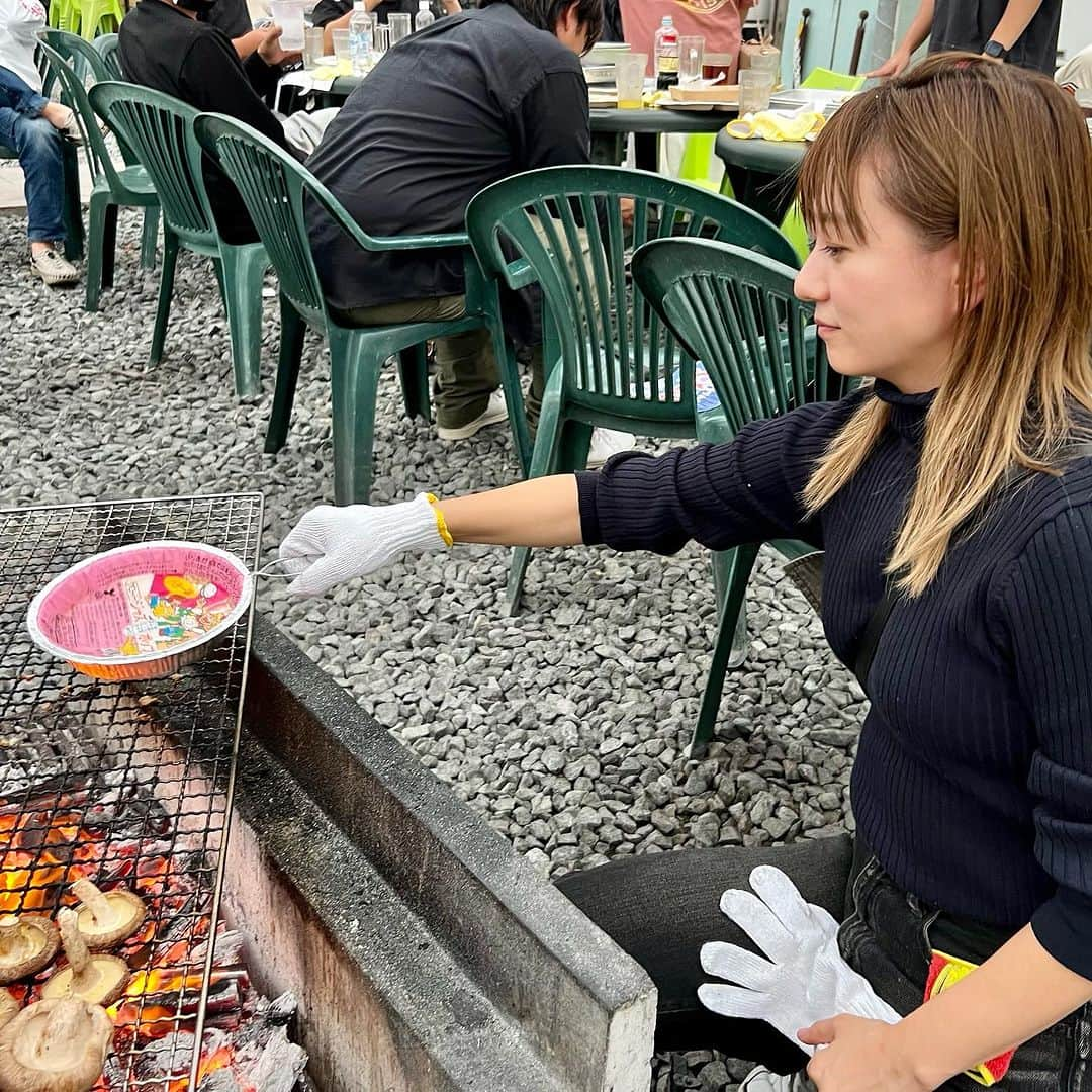 伊藤千晃のインスタグラム：「先日の三連休、姉たち家族と浜焼きBBQ魚太郎へ行ってきました🐟 ⁡ 海で獲れた新鮮な海鮮がずらりと並んでいて、 好きなものだけセレクトして焼くというシステム✨ ⁡ お菓子もあったので、 私はポップコーン作りを担当したんだけど、 いつまで経っても膨らまなかった🙄💦 （前にも同じ事があったような、、） ⁡ そしてこの日は、 トランポリンにも行ってきました！ ⁡ 子供達に負けじと必死に飛んでみたけど、 ⁡ なんともまぁ、、無様な姿すぎて、、、💦動画あり）笑 ⁡ 次の日はきちんと筋肉痛でした😂  #浜焼きバーベキュー  #魚太郎  #美浜町ランチ  #トランポリンチャレンジ」