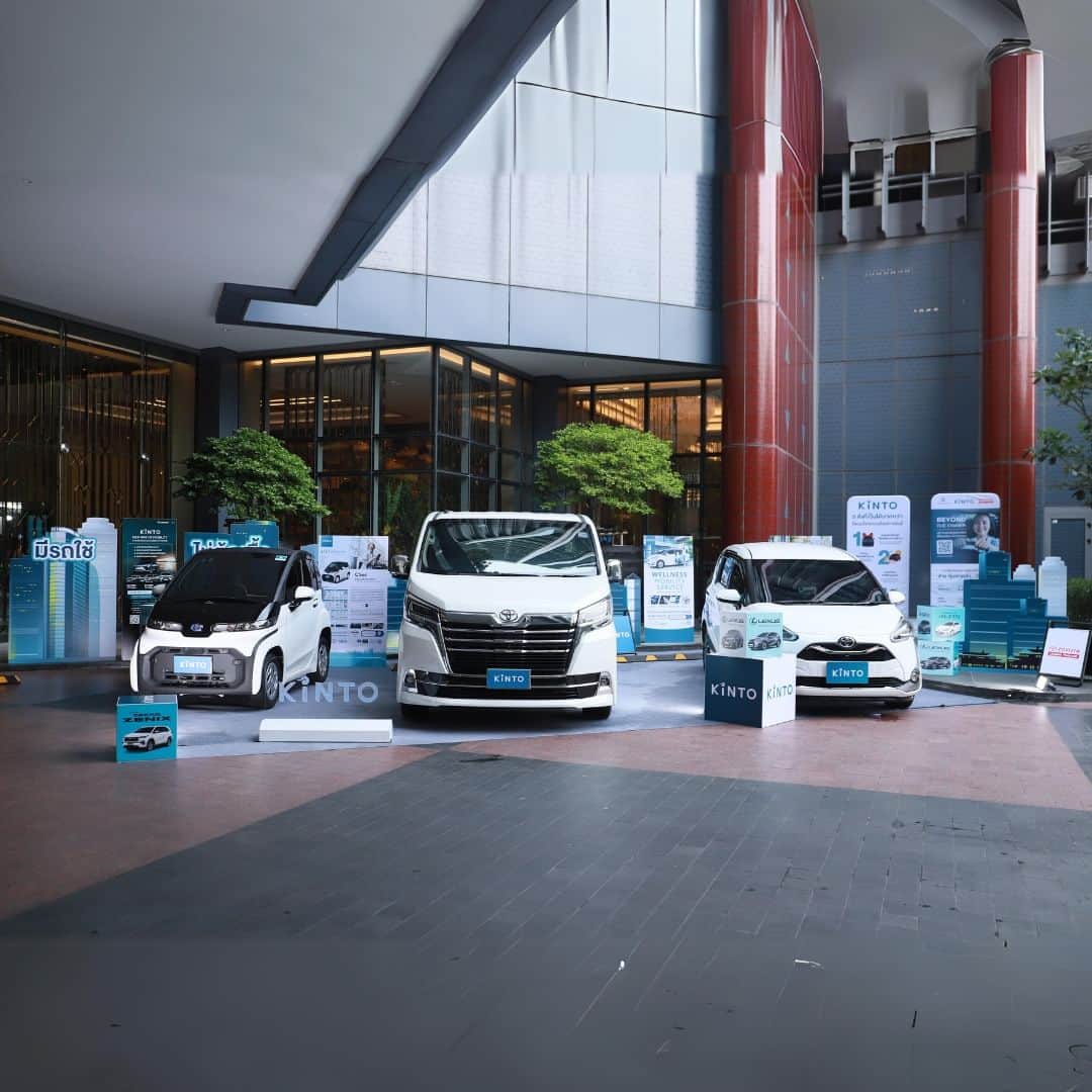 Toyota Leasingさんのインスタグラム写真 - (Toyota LeasingInstagram)「🌟 โตโยต้า ลีสซิ่ง ฉลองการดำเนินงานครบ 30 ปี 🌟  แสดงความขอบคุณต่อทุกภาคส่วนผู้มีส่วนร่วมในความสำเร็จ เพื่อสื่อสารสู่สาธารณะ ถึงแนวคิดของโตโยต้า ลีสซิ่ง ตลอด 30 ปี ที่ไม่หยุดแค่ผู้ให้บริการด้านสินเชื่อรถยนต์ แต่ยังพัฒนาบริการรูปแบบใหม่ๆ เพื่อความสุขของทุกคน  คุณชื่นกมล ทัพพะรังสี กรรมการผู้จัดการใหญ่ บริษัท โตโยต้า ลีสซิ่ง (ประเทศไทย) จำกัด ร่วมด้วย มร. ฮาว ก๊วก เทียน ประธานเจ้าหน้าที่บริหาร บริษัท โตโยต้า ไฟแนนเชี่ยล เซอร์วิส ประจำภูมิภาคเอเชีย แปซิฟิก และ รองประธานเจ้าหน้าที่บริหาร บริษัท โตโยต้า มอเตอร์ เอเชีย แปซิฟิก ร่วมเปิดงาน “โตโยต้า ลีสซิ่ง ฉลองการดำเนินงานในประเทศไทยครบ 30 ปี” เพื่อแสดงความขอบคุณต่อทุกภาคส่วนผู้มีส่วนร่วมในความสำเร็จตลอด 30 ปี ที่ผ่านมา โดยได้รับเกียรติจาก คุณกลินท์ สารสิน ประธานคณะกรรมการ บริษัท โตโยต้า มอเตอร์ ประเทศไทย จำกัด พร้อมด้วยแขกผู้มีเกียรติจากหลากหลายภาคส่วน ทั้งทางภาครัฐ และพันธมิตรทางธุรกิจ เข้าร่วมแสดงความยินดี โดยในงานมีการเน้นย้ำวิสัยทัศน์และพันธกิจในการเป็นสถาบันการเงินชั้นนำที่ให้บริการผลิตภัณฑ์ทางการเงินที่หลากหลาย และมุ่งมั่นสร้างนวัตกรรมการให้บริการ ส่งมอบประสบการณ์ที่ดีที่สุดแก่ลูกค้าและพันธมิตรทางธุรกิจ เพื่อความยั่งยืนขององค์กร สังคม และสิ่งแวดล้อม เมื่อวันพฤหัสบดีที่ 5 ตุลาคม 2566 ณ โรงแรมชาเทรียม แกรนด์ กรุงเทพฯ  #TLT30thanniversary #HappinessGoGreen #TLTDoubleHappiness #Toyota #ToyotaLeasingThailand #โตโยต้าลีสซิ่ง #InnovateForAllHappiness」10月11日 15時36分 - toyotaleasing_thailand