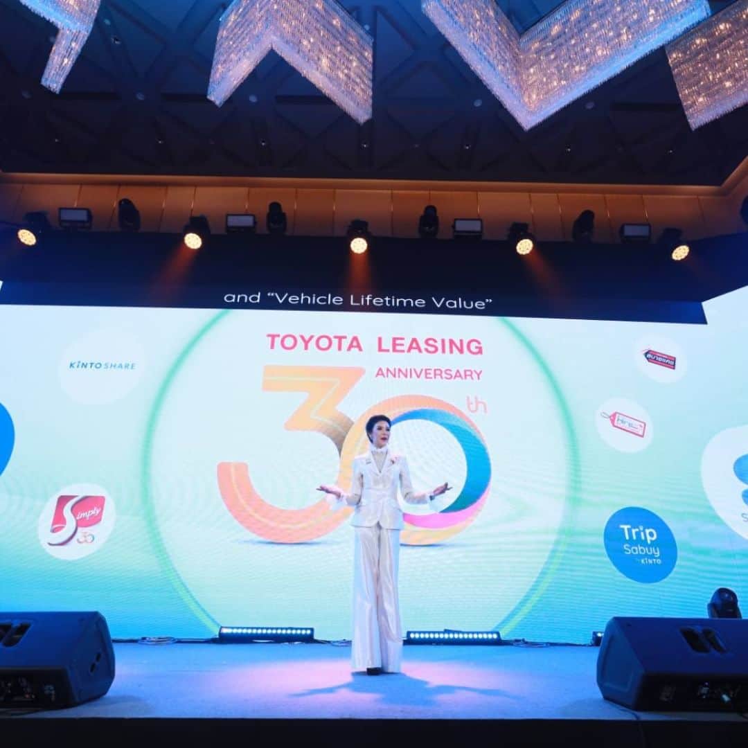 Toyota Leasingさんのインスタグラム写真 - (Toyota LeasingInstagram)「🌟 โตโยต้า ลีสซิ่ง ฉลองการดำเนินงานครบ 30 ปี 🌟  แสดงความขอบคุณต่อทุกภาคส่วนผู้มีส่วนร่วมในความสำเร็จ เพื่อสื่อสารสู่สาธารณะ ถึงแนวคิดของโตโยต้า ลีสซิ่ง ตลอด 30 ปี ที่ไม่หยุดแค่ผู้ให้บริการด้านสินเชื่อรถยนต์ แต่ยังพัฒนาบริการรูปแบบใหม่ๆ เพื่อความสุขของทุกคน  คุณชื่นกมล ทัพพะรังสี กรรมการผู้จัดการใหญ่ บริษัท โตโยต้า ลีสซิ่ง (ประเทศไทย) จำกัด ร่วมด้วย มร. ฮาว ก๊วก เทียน ประธานเจ้าหน้าที่บริหาร บริษัท โตโยต้า ไฟแนนเชี่ยล เซอร์วิส ประจำภูมิภาคเอเชีย แปซิฟิก และ รองประธานเจ้าหน้าที่บริหาร บริษัท โตโยต้า มอเตอร์ เอเชีย แปซิฟิก ร่วมเปิดงาน “โตโยต้า ลีสซิ่ง ฉลองการดำเนินงานในประเทศไทยครบ 30 ปี” เพื่อแสดงความขอบคุณต่อทุกภาคส่วนผู้มีส่วนร่วมในความสำเร็จตลอด 30 ปี ที่ผ่านมา โดยได้รับเกียรติจาก คุณกลินท์ สารสิน ประธานคณะกรรมการ บริษัท โตโยต้า มอเตอร์ ประเทศไทย จำกัด พร้อมด้วยแขกผู้มีเกียรติจากหลากหลายภาคส่วน ทั้งทางภาครัฐ และพันธมิตรทางธุรกิจ เข้าร่วมแสดงความยินดี โดยในงานมีการเน้นย้ำวิสัยทัศน์และพันธกิจในการเป็นสถาบันการเงินชั้นนำที่ให้บริการผลิตภัณฑ์ทางการเงินที่หลากหลาย และมุ่งมั่นสร้างนวัตกรรมการให้บริการ ส่งมอบประสบการณ์ที่ดีที่สุดแก่ลูกค้าและพันธมิตรทางธุรกิจ เพื่อความยั่งยืนขององค์กร สังคม และสิ่งแวดล้อม เมื่อวันพฤหัสบดีที่ 5 ตุลาคม 2566 ณ โรงแรมชาเทรียม แกรนด์ กรุงเทพฯ  #TLT30thanniversary #HappinessGoGreen #TLTDoubleHappiness #Toyota #ToyotaLeasingThailand #โตโยต้าลีสซิ่ง #InnovateForAllHappiness」10月11日 15時36分 - toyotaleasing_thailand