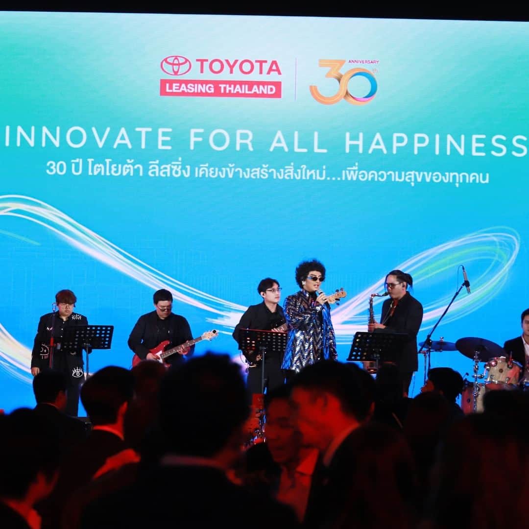 Toyota Leasingさんのインスタグラム写真 - (Toyota LeasingInstagram)「🌟 โตโยต้า ลีสซิ่ง ฉลองการดำเนินงานครบ 30 ปี 🌟  แสดงความขอบคุณต่อทุกภาคส่วนผู้มีส่วนร่วมในความสำเร็จ เพื่อสื่อสารสู่สาธารณะ ถึงแนวคิดของโตโยต้า ลีสซิ่ง ตลอด 30 ปี ที่ไม่หยุดแค่ผู้ให้บริการด้านสินเชื่อรถยนต์ แต่ยังพัฒนาบริการรูปแบบใหม่ๆ เพื่อความสุขของทุกคน  คุณชื่นกมล ทัพพะรังสี กรรมการผู้จัดการใหญ่ บริษัท โตโยต้า ลีสซิ่ง (ประเทศไทย) จำกัด ร่วมด้วย มร. ฮาว ก๊วก เทียน ประธานเจ้าหน้าที่บริหาร บริษัท โตโยต้า ไฟแนนเชี่ยล เซอร์วิส ประจำภูมิภาคเอเชีย แปซิฟิก และ รองประธานเจ้าหน้าที่บริหาร บริษัท โตโยต้า มอเตอร์ เอเชีย แปซิฟิก ร่วมเปิดงาน “โตโยต้า ลีสซิ่ง ฉลองการดำเนินงานในประเทศไทยครบ 30 ปี” เพื่อแสดงความขอบคุณต่อทุกภาคส่วนผู้มีส่วนร่วมในความสำเร็จตลอด 30 ปี ที่ผ่านมา โดยได้รับเกียรติจาก คุณกลินท์ สารสิน ประธานคณะกรรมการ บริษัท โตโยต้า มอเตอร์ ประเทศไทย จำกัด พร้อมด้วยแขกผู้มีเกียรติจากหลากหลายภาคส่วน ทั้งทางภาครัฐ และพันธมิตรทางธุรกิจ เข้าร่วมแสดงความยินดี โดยในงานมีการเน้นย้ำวิสัยทัศน์และพันธกิจในการเป็นสถาบันการเงินชั้นนำที่ให้บริการผลิตภัณฑ์ทางการเงินที่หลากหลาย และมุ่งมั่นสร้างนวัตกรรมการให้บริการ ส่งมอบประสบการณ์ที่ดีที่สุดแก่ลูกค้าและพันธมิตรทางธุรกิจ เพื่อความยั่งยืนขององค์กร สังคม และสิ่งแวดล้อม เมื่อวันพฤหัสบดีที่ 5 ตุลาคม 2566 ณ โรงแรมชาเทรียม แกรนด์ กรุงเทพฯ  #TLT30thanniversary #HappinessGoGreen #TLTDoubleHappiness #Toyota #ToyotaLeasingThailand #โตโยต้าลีสซิ่ง #InnovateForAllHappiness」10月11日 15時36分 - toyotaleasing_thailand