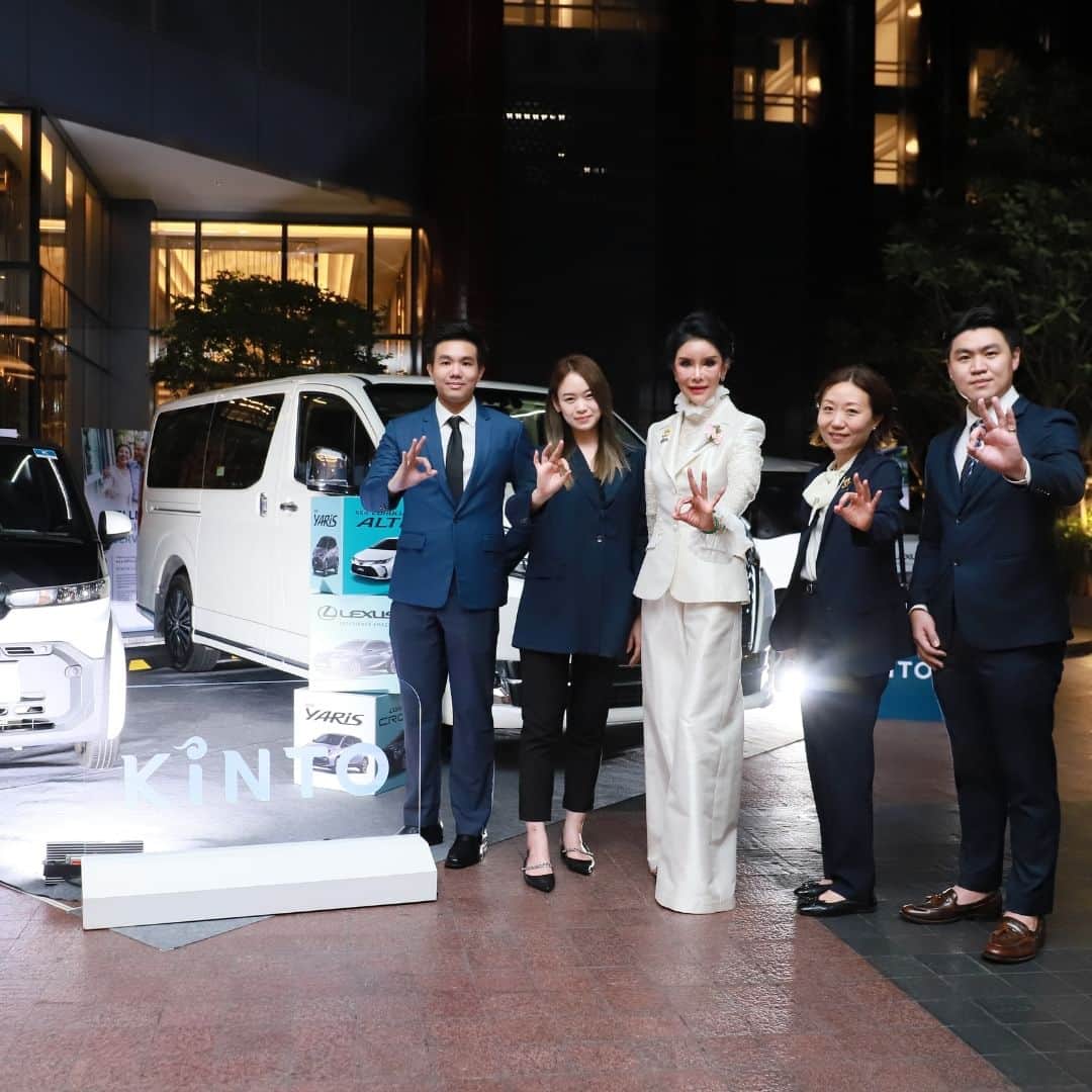 Toyota Leasingさんのインスタグラム写真 - (Toyota LeasingInstagram)「🌟 โตโยต้า ลีสซิ่ง ฉลองการดำเนินงานครบ 30 ปี 🌟  แสดงความขอบคุณต่อทุกภาคส่วนผู้มีส่วนร่วมในความสำเร็จ เพื่อสื่อสารสู่สาธารณะ ถึงแนวคิดของโตโยต้า ลีสซิ่ง ตลอด 30 ปี ที่ไม่หยุดแค่ผู้ให้บริการด้านสินเชื่อรถยนต์ แต่ยังพัฒนาบริการรูปแบบใหม่ๆ เพื่อความสุขของทุกคน  คุณชื่นกมล ทัพพะรังสี กรรมการผู้จัดการใหญ่ บริษัท โตโยต้า ลีสซิ่ง (ประเทศไทย) จำกัด ร่วมด้วย มร. ฮาว ก๊วก เทียน ประธานเจ้าหน้าที่บริหาร บริษัท โตโยต้า ไฟแนนเชี่ยล เซอร์วิส ประจำภูมิภาคเอเชีย แปซิฟิก และ รองประธานเจ้าหน้าที่บริหาร บริษัท โตโยต้า มอเตอร์ เอเชีย แปซิฟิก ร่วมเปิดงาน “โตโยต้า ลีสซิ่ง ฉลองการดำเนินงานในประเทศไทยครบ 30 ปี” เพื่อแสดงความขอบคุณต่อทุกภาคส่วนผู้มีส่วนร่วมในความสำเร็จตลอด 30 ปี ที่ผ่านมา โดยได้รับเกียรติจาก คุณกลินท์ สารสิน ประธานคณะกรรมการ บริษัท โตโยต้า มอเตอร์ ประเทศไทย จำกัด พร้อมด้วยแขกผู้มีเกียรติจากหลากหลายภาคส่วน ทั้งทางภาครัฐ และพันธมิตรทางธุรกิจ เข้าร่วมแสดงความยินดี โดยในงานมีการเน้นย้ำวิสัยทัศน์และพันธกิจในการเป็นสถาบันการเงินชั้นนำที่ให้บริการผลิตภัณฑ์ทางการเงินที่หลากหลาย และมุ่งมั่นสร้างนวัตกรรมการให้บริการ ส่งมอบประสบการณ์ที่ดีที่สุดแก่ลูกค้าและพันธมิตรทางธุรกิจ เพื่อความยั่งยืนขององค์กร สังคม และสิ่งแวดล้อม เมื่อวันพฤหัสบดีที่ 5 ตุลาคม 2566 ณ โรงแรมชาเทรียม แกรนด์ กรุงเทพฯ  #TLT30thanniversary #HappinessGoGreen #TLTDoubleHappiness #Toyota #ToyotaLeasingThailand #โตโยต้าลีสซิ่ง #InnovateForAllHappiness」10月11日 15時36分 - toyotaleasing_thailand