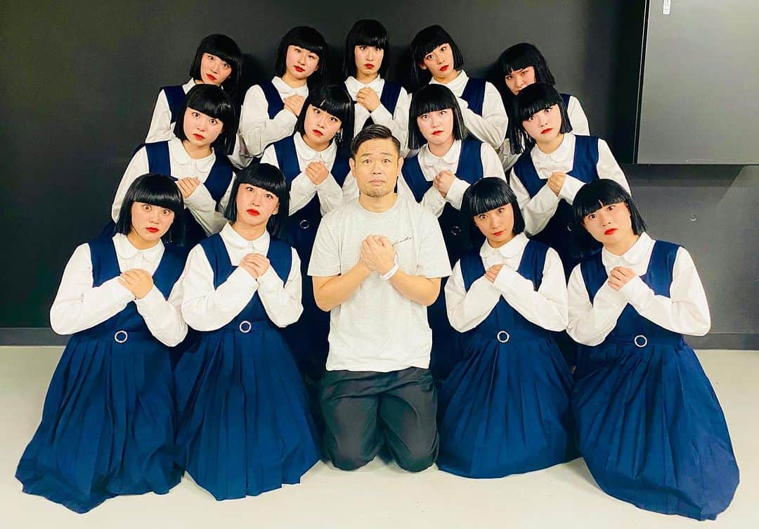 のインスタグラム：「#アバンギャルディ と写真撮ってもらっちゃった。本当にめちゃくちゃ動画見てるのよ。 コロッケ直伝の顔、 出来ないから 西川くんの気絶をしておきました。」
