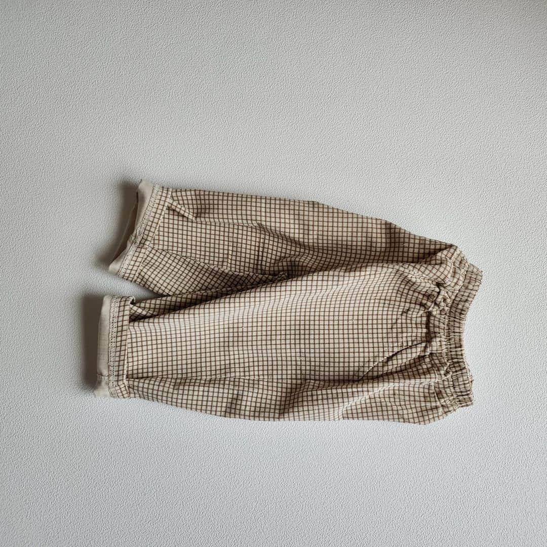 こども達をラブリーにさせる韓国子供服ですー☀さんのインスタグラム写真 - (こども達をラブリーにさせる韓国子供服ですー☀Instagram)「.　　 .　　 ☑ pino: kenin grid corduroy pants size 90-130㎝ color 2colors 　　　　  格子柄(grid)のチェック柄が 一味変わったおしゃれpants。 これからの季節に定番の コーデュロイ素材を 使い作りました。 適度な厚みのコーデュロイ生地で 秋から冬にかけて履けます。 ゆったりと履きやすく動きやすい デザインで ナチュラルかつお洒落に履けて◎  当店のコットンバギーパンツより 少しダボっとしてて履いた時のフォルムが 可愛いです🥰  少し大きめになってしまって 80cmの子用がなくてごめんなさい！  リオーダー分からはもう1サイズ小さめを 作りますのでお待ちください。 なのでサイズUPしてしまうとウエストが ゆるく落ちてしまう可能性があります。 サイズUPしないでくださいね。  　　　 　　　　  #韓国子供服 #韓国こども服 #マリンキャッスル #チェック柄 #コーデュロイパンツ #グリッド #格子 #あったかパンツ #ベビーファション #韓国ベビー服 #秋コーデ #キッズ #保育園着 #ベビー服 #23AW #韓国ファッション #marinecastlewear #女の子 #お出かけ着 #くすみカラー #kids #買ってよかった #マリンキャッスルコーデ」10月11日 15時37分 - marinecastle_kids