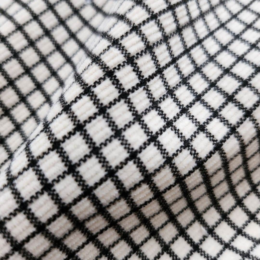 こども達をラブリーにさせる韓国子供服ですー☀さんのインスタグラム写真 - (こども達をラブリーにさせる韓国子供服ですー☀Instagram)「.　　 .　　 ☑ pino: kenin grid corduroy pants size 90-130㎝ color 2colors 　　　　  格子柄(grid)のチェック柄が 一味変わったおしゃれpants。 これからの季節に定番の コーデュロイ素材を 使い作りました。 適度な厚みのコーデュロイ生地で 秋から冬にかけて履けます。 ゆったりと履きやすく動きやすい デザインで ナチュラルかつお洒落に履けて◎  当店のコットンバギーパンツより 少しダボっとしてて履いた時のフォルムが 可愛いです🥰  少し大きめになってしまって 80cmの子用がなくてごめんなさい！  リオーダー分からはもう1サイズ小さめを 作りますのでお待ちください。 なのでサイズUPしてしまうとウエストが ゆるく落ちてしまう可能性があります。 サイズUPしないでくださいね。  　　　 　　　　  #韓国子供服 #韓国こども服 #マリンキャッスル #チェック柄 #コーデュロイパンツ #グリッド #格子 #あったかパンツ #ベビーファション #韓国ベビー服 #秋コーデ #キッズ #保育園着 #ベビー服 #23AW #韓国ファッション #marinecastlewear #女の子 #お出かけ着 #くすみカラー #kids #買ってよかった #マリンキャッスルコーデ」10月11日 15時37分 - marinecastle_kids