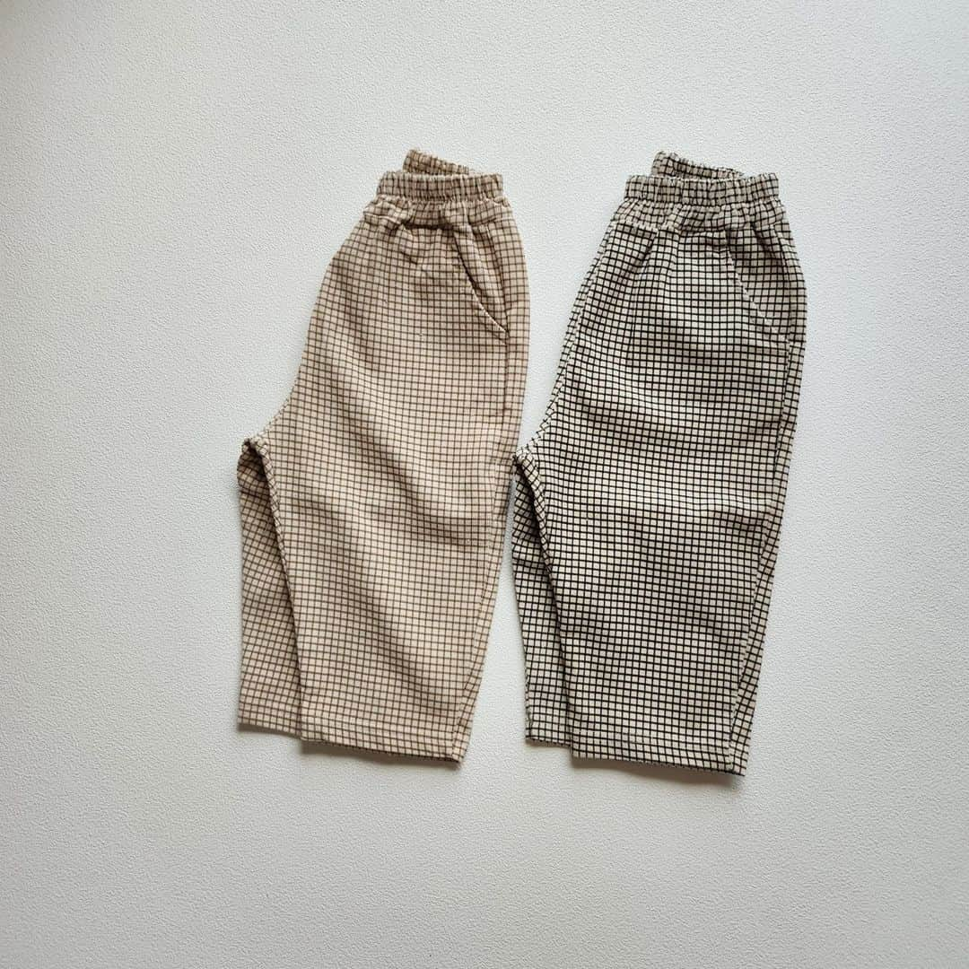 こども達をラブリーにさせる韓国子供服ですー☀のインスタグラム：「.　　 .　　 ☑ pino: kenin grid corduroy pants size 90-130㎝ color 2colors 　　　　  格子柄(grid)のチェック柄が 一味変わったおしゃれpants。 これからの季節に定番の コーデュロイ素材を 使い作りました。 適度な厚みのコーデュロイ生地で 秋から冬にかけて履けます。 ゆったりと履きやすく動きやすい デザインで ナチュラルかつお洒落に履けて◎  当店のコットンバギーパンツより 少しダボっとしてて履いた時のフォルムが 可愛いです🥰  少し大きめになってしまって 80cmの子用がなくてごめんなさい！  リオーダー分からはもう1サイズ小さめを 作りますのでお待ちください。 なのでサイズUPしてしまうとウエストが ゆるく落ちてしまう可能性があります。 サイズUPしないでくださいね。  　　　 　　　　  #韓国子供服 #韓国こども服 #マリンキャッスル #チェック柄 #コーデュロイパンツ #グリッド #格子 #あったかパンツ #ベビーファション #韓国ベビー服 #秋コーデ #キッズ #保育園着 #ベビー服 #23AW #韓国ファッション #marinecastlewear #女の子 #お出かけ着 #くすみカラー #kids #買ってよかった #マリンキャッスルコーデ」