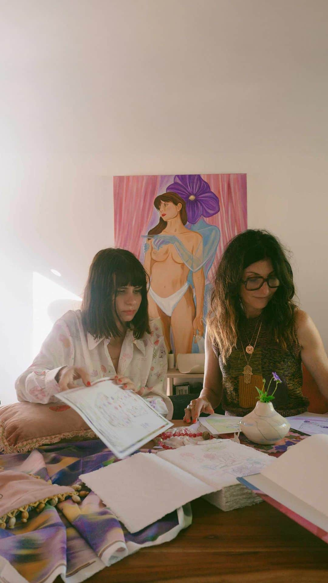 マヌーシュのインスタグラム：「Cette collaboration est le fruit d’une rencontre, un coup de cœur créatif et amical entre l’artiste @natachabirds et Frédérique Trou-Roy, créatrice de la Maison Manoush 💖  Mais c’est surtout leur engagement commun pour la cause animale qui a fait éclore une volonté de créer ensemble 🐕  Entre Natacha et Manoush c’est une histoire d’amour de longue date, elle nous a confié que depuis 20 ans elle collectionnait nos pièces les plus iconiques mais pas que… elle s’est même mariée en robe Manoush !  Découvrez la première partie de cette co-création dès aujourd’hui en boutique et en ligne.   👉 100% des bénéfices seront reversés à l’association @Galgosfrance_officiel soutenue par Natacha Birds pour le sauvetage et l’adoption de lévriers espagnols abandonnés et maltraités.  🇬🇧 This collaboration was born of a meeting, a creative and friendly crush between artist Natacha Birds and Frédérique Trou-Roy, designer of Maison Manoush 💖  But it was above all their shared commitment to the animal cause that sparked a desire to create together 🐕  Between Natacha and Manoush it’s a long-standing love affair, she told us that for 20 years she’s been collecting our most iconic pieces but not only that... she even got married in a Manoush dress!  Discover the first part of this co-creation today in stores and online.   👉 100% of the profits will be donated to the @Galgosfrance_officiel association supported by Natacha Birds for the rescue and adoption of abandoned and mistreated Spanish greyhounds.」