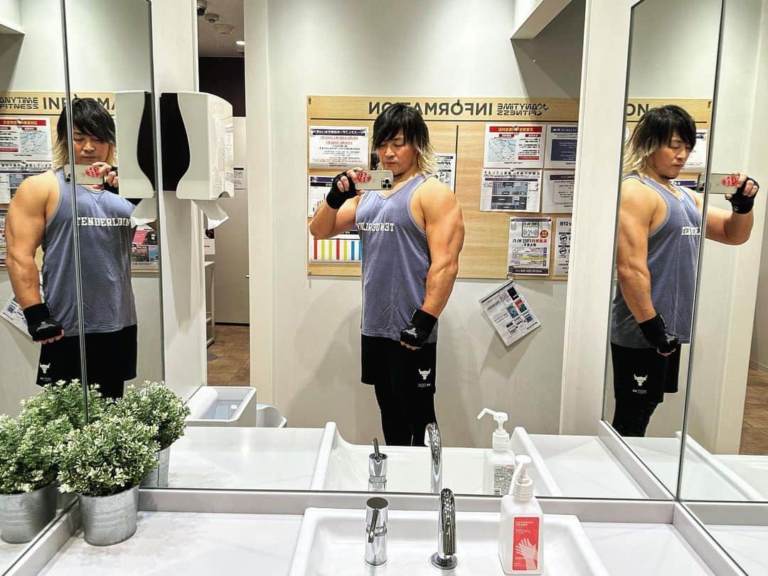 棚橋弘至さんのインスタグラム写真 - (棚橋弘至Instagram)「#腕トレ #armday  左と右。いや、右と左かな💦1枚目右。2枚目左。髪の分け目！  #anytimefitness」10月11日 15時45分 - hiroshi_tanahashi